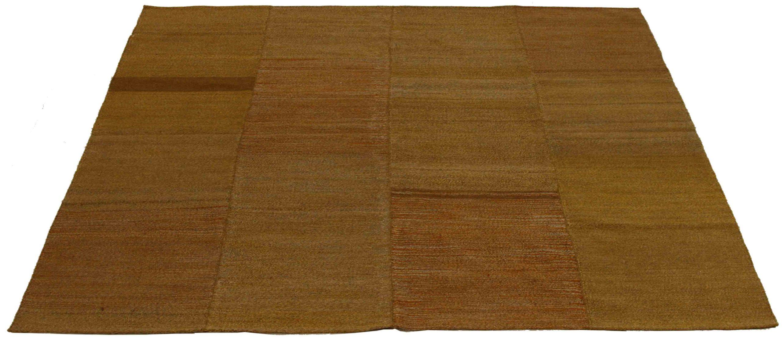 Entdecken Sie die Eleganz des persischen Kelims mit seiner wunderschönen Handwerkskunst aus der Zeit um 1990. Dieses exklusive Design, das mit viel Liebe zum Detail entworfen wurde, ist perfekt, um Ihren Raum zu verschönern.