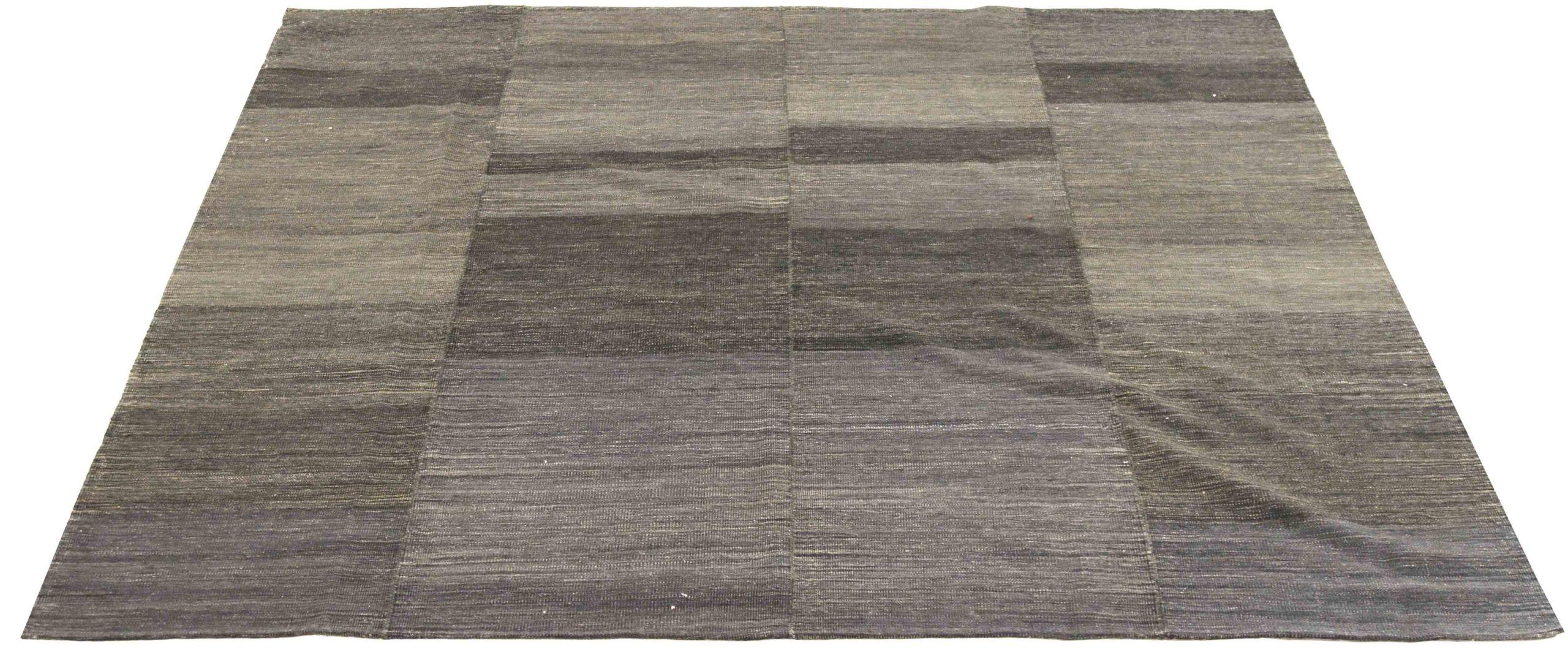 Descubre la elegancia de los Kilim persas de bella artesanía de Circa 1990. Diseñado con meticulosa atención al detalle, este diseño exclusivo es perfecto para realzar tu espacio.