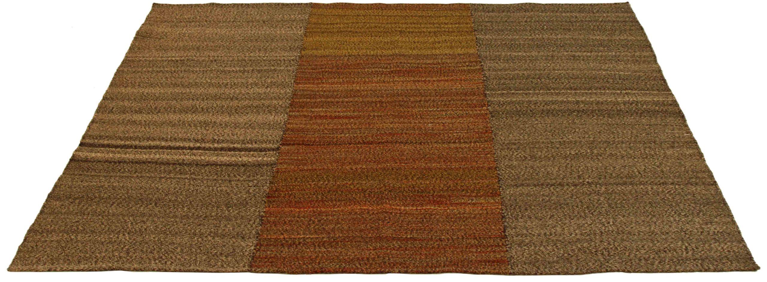 Scopri l'eleganza del Kilim persiano, caratterizzato da una splendida lavorazione artigianale del 1990 circa. Progettato con una meticolosa attenzione ai dettagli, questo design esclusivo è perfetto per valorizzare il tuo spazio.