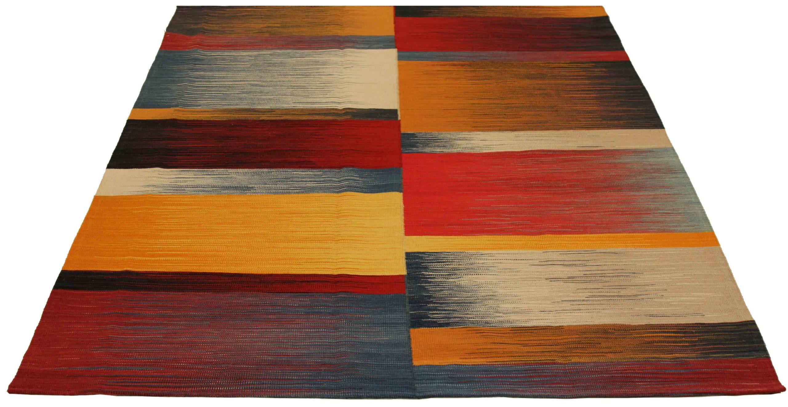 Découvrez l'élégance du Kilim persan, qui présente un magnifique travail d'artisanat dans les années 1990. Conçu avec une attention méticuleuse aux détails, ce design exclusif est parfait pour mettre en valeur votre espace.