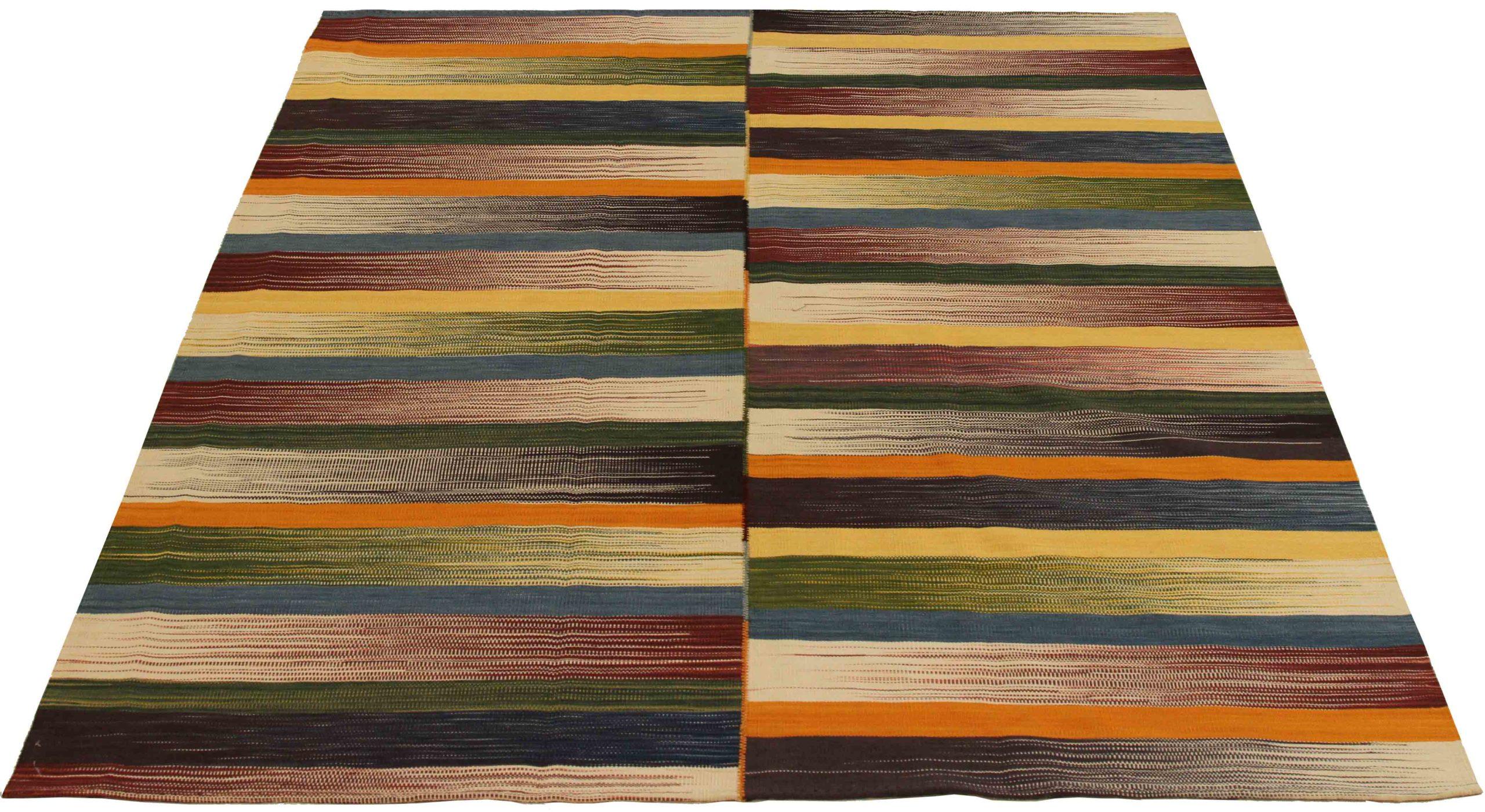 Découvrez l'élégance du Kilim persan, qui présente un magnifique travail d'artisanat dans les années 1990. Conçu avec une attention méticuleuse aux détails, ce design exclusif est parfait pour mettre en valeur votre espace.