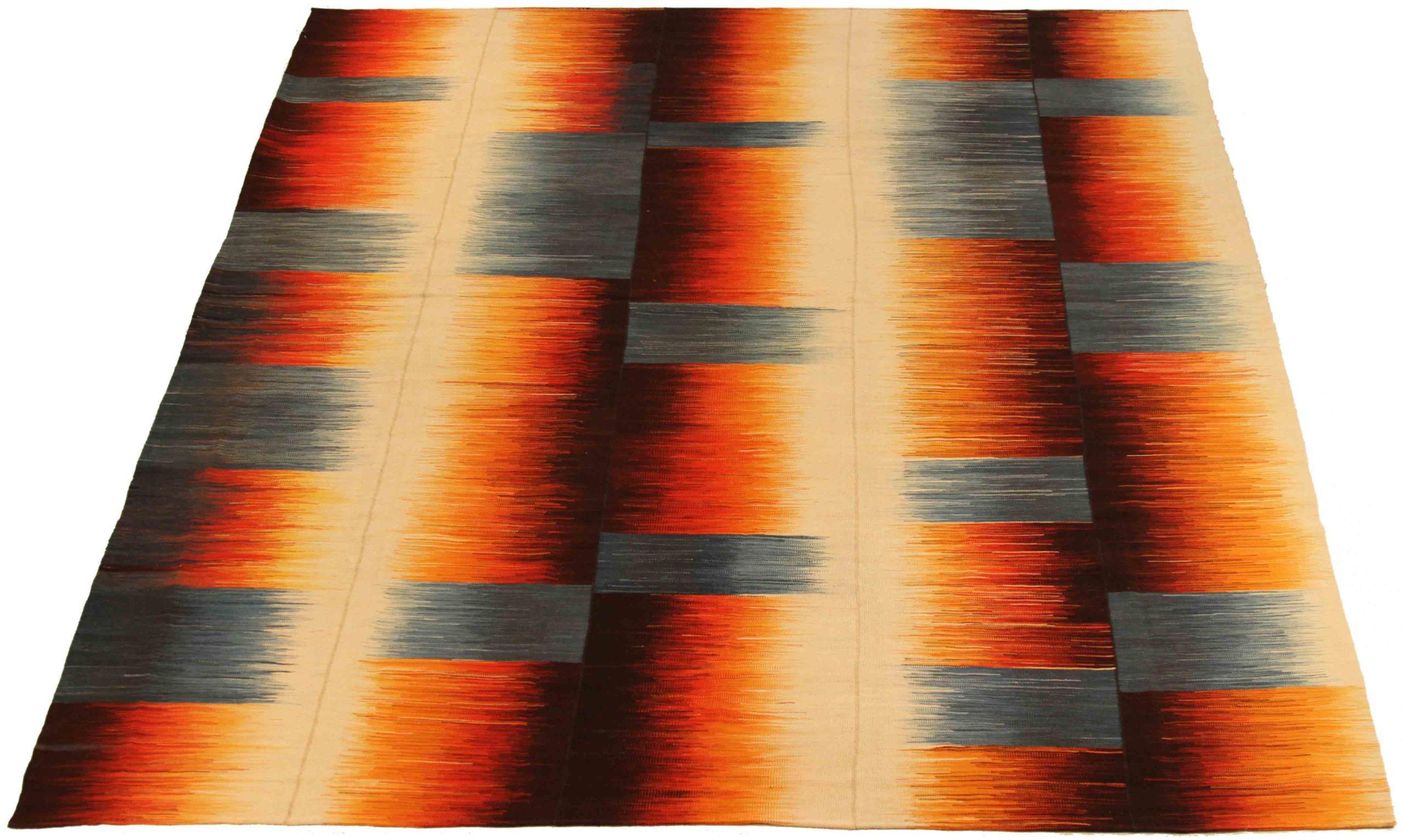 Descubre la elegancia de los Kilim persas de bella artesanía de Circa 1990. Diseñado con meticulosa atención al detalle, este diseño exclusivo es perfecto para realzar tu espacio.