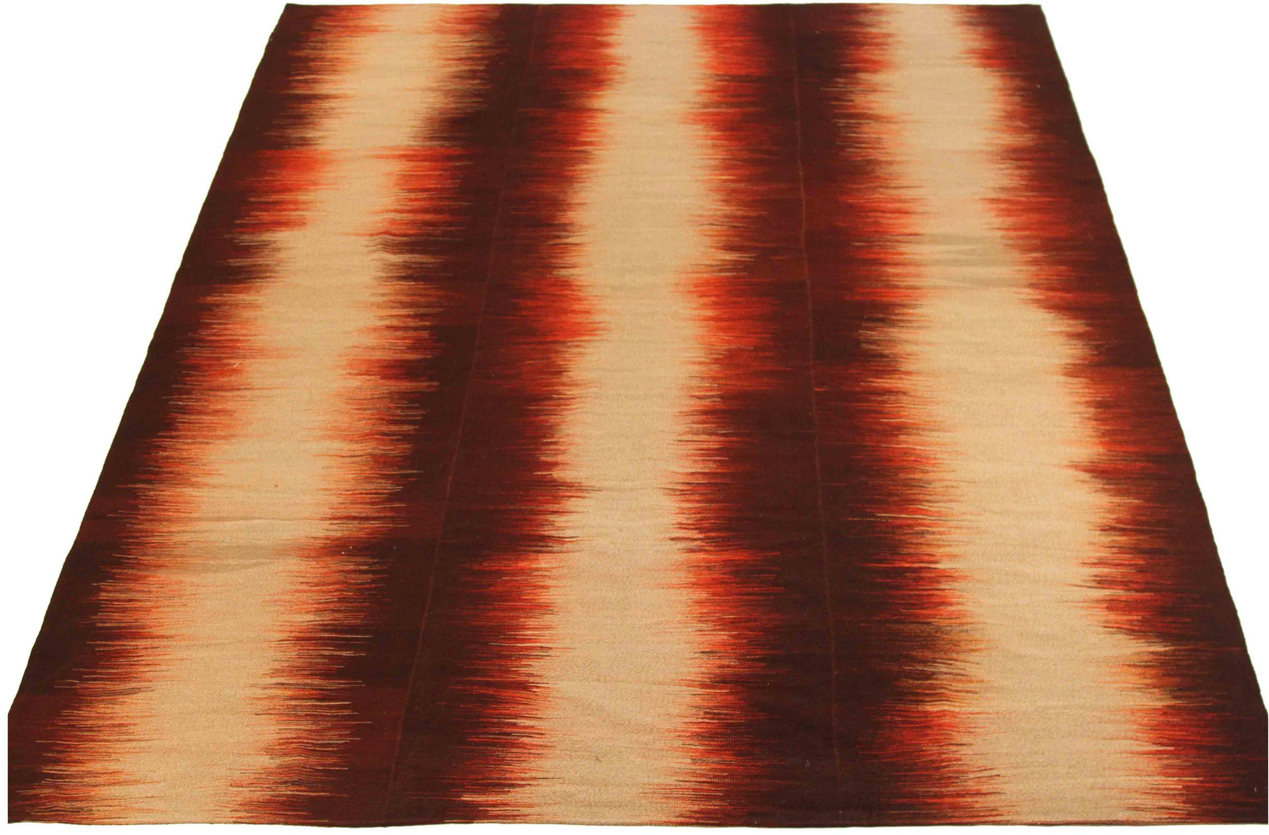 Scopri l'eleganza del Kilim persiano, caratterizzato da una splendida lavorazione artigianale del 1990 circa. Progettato con una meticolosa attenzione ai dettagli, questo design esclusivo è perfetto per valorizzare il tuo spazio.
