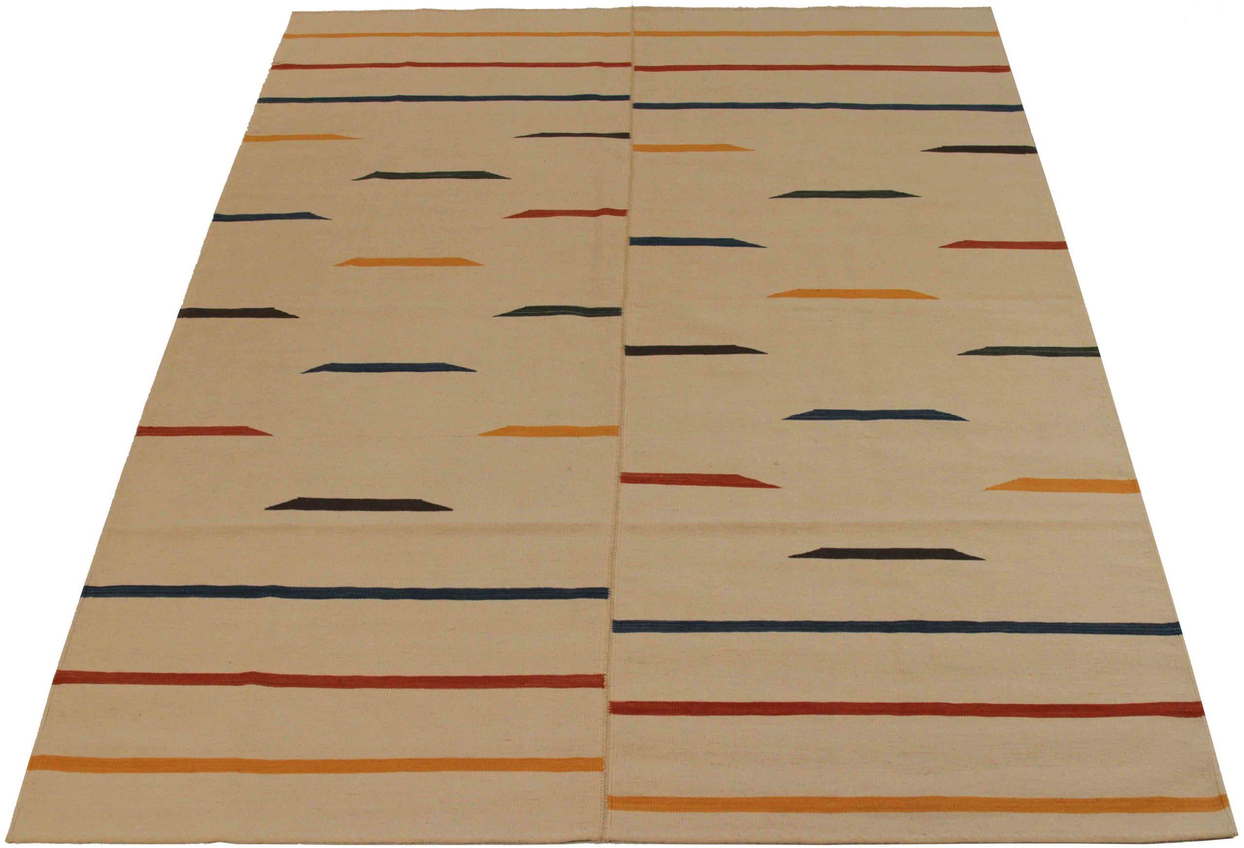 Descubre la elegancia de los Kilim persas de bella artesanía de Circa 1990. Diseñado con meticulosa atención al detalle, este diseño exclusivo es perfecto para realzar tu espacio.