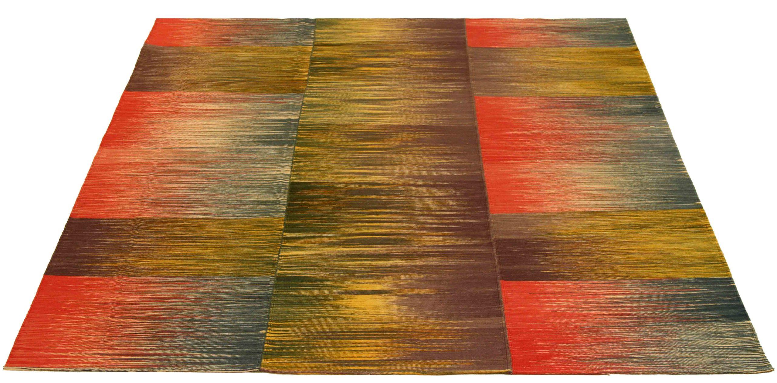 Découvrez l'élégance du Kilim persan, qui présente un magnifique travail d'artisanat dans les années 1990. Conçu avec une attention méticuleuse aux détails, ce design exclusif est parfait pour mettre en valeur votre espace.