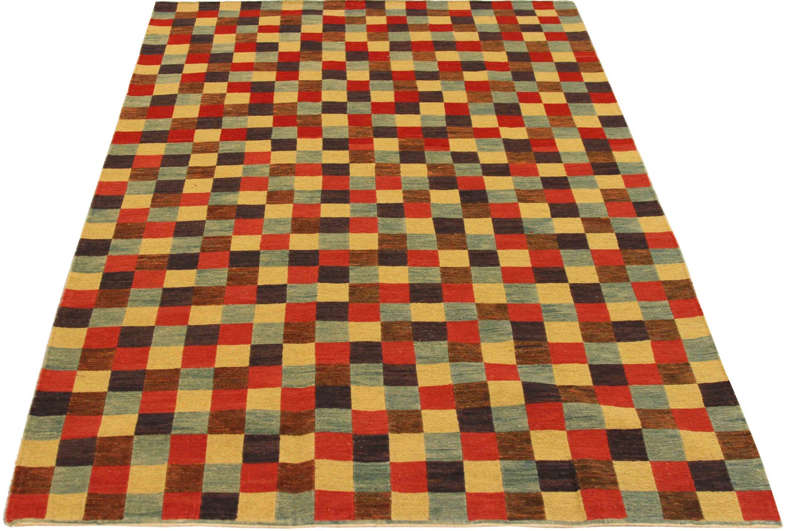 Entdecken Sie die Eleganz des persischen Kelims mit seiner wunderschönen Handwerkskunst aus der Zeit um 1990. Dieses exklusive Design, das mit viel Liebe zum Detail entworfen wurde, ist perfekt, um Ihren Raum zu verschönern.