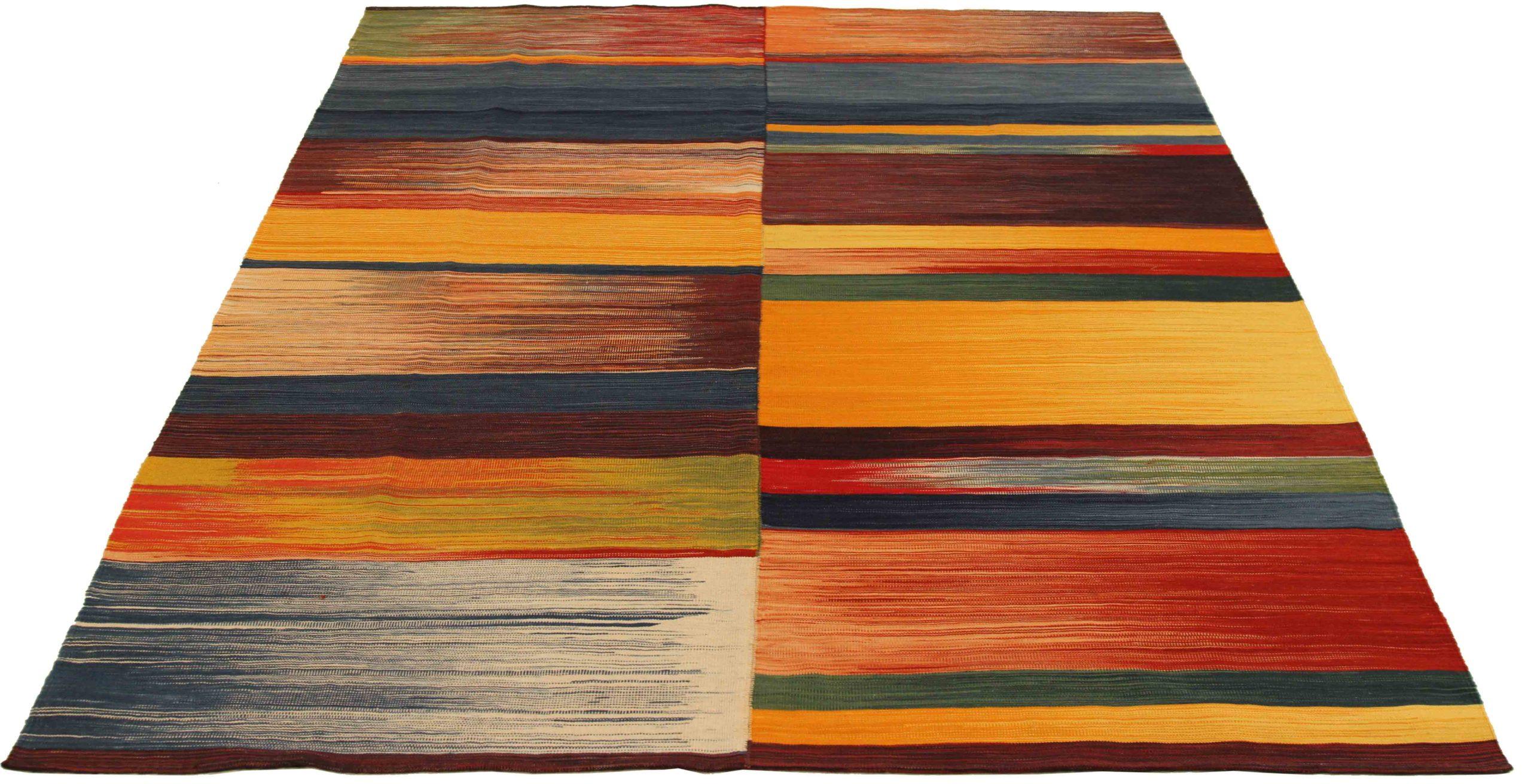 Descubre la elegancia de los Kilim persas de bella artesanía de Circa 1990. Diseñado con meticulosa atención al detalle, este diseño exclusivo es perfecto para realzar tu espacio.