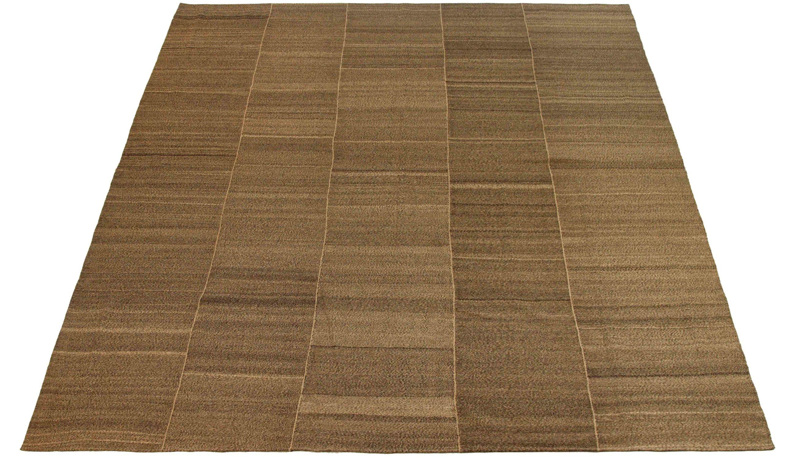 Entdecken Sie die Eleganz des persischen Kelims mit seiner wunderschönen Handwerkskunst aus der Zeit um 1990. Dieses exklusive Design, das mit viel Liebe zum Detail entworfen wurde, ist perfekt, um Ihren Raum zu verschönern.