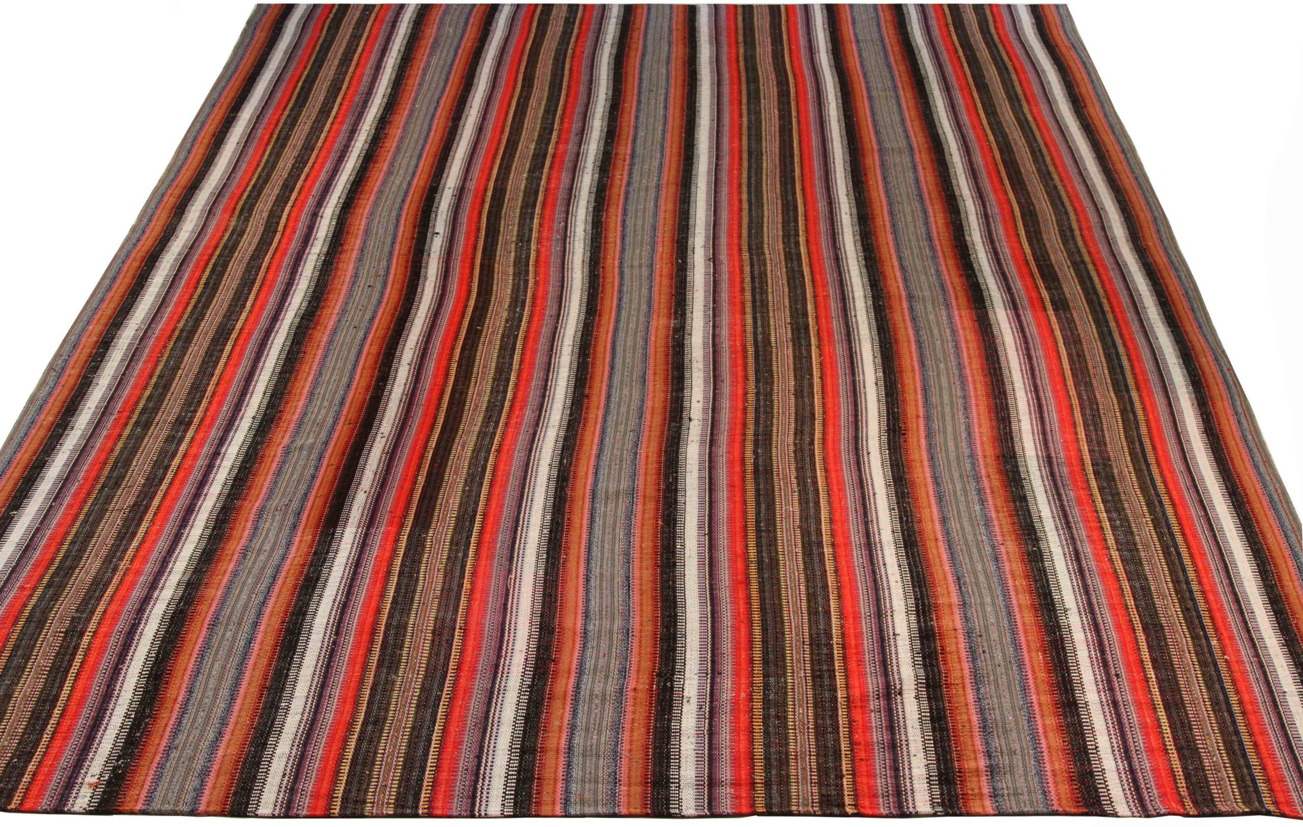 Scopri l'eleganza del Kilim persiano, caratterizzato da una splendida lavorazione artigianale del 1990 circa. Progettato con una meticolosa attenzione ai dettagli, questo design esclusivo è perfetto per valorizzare il tuo spazio.