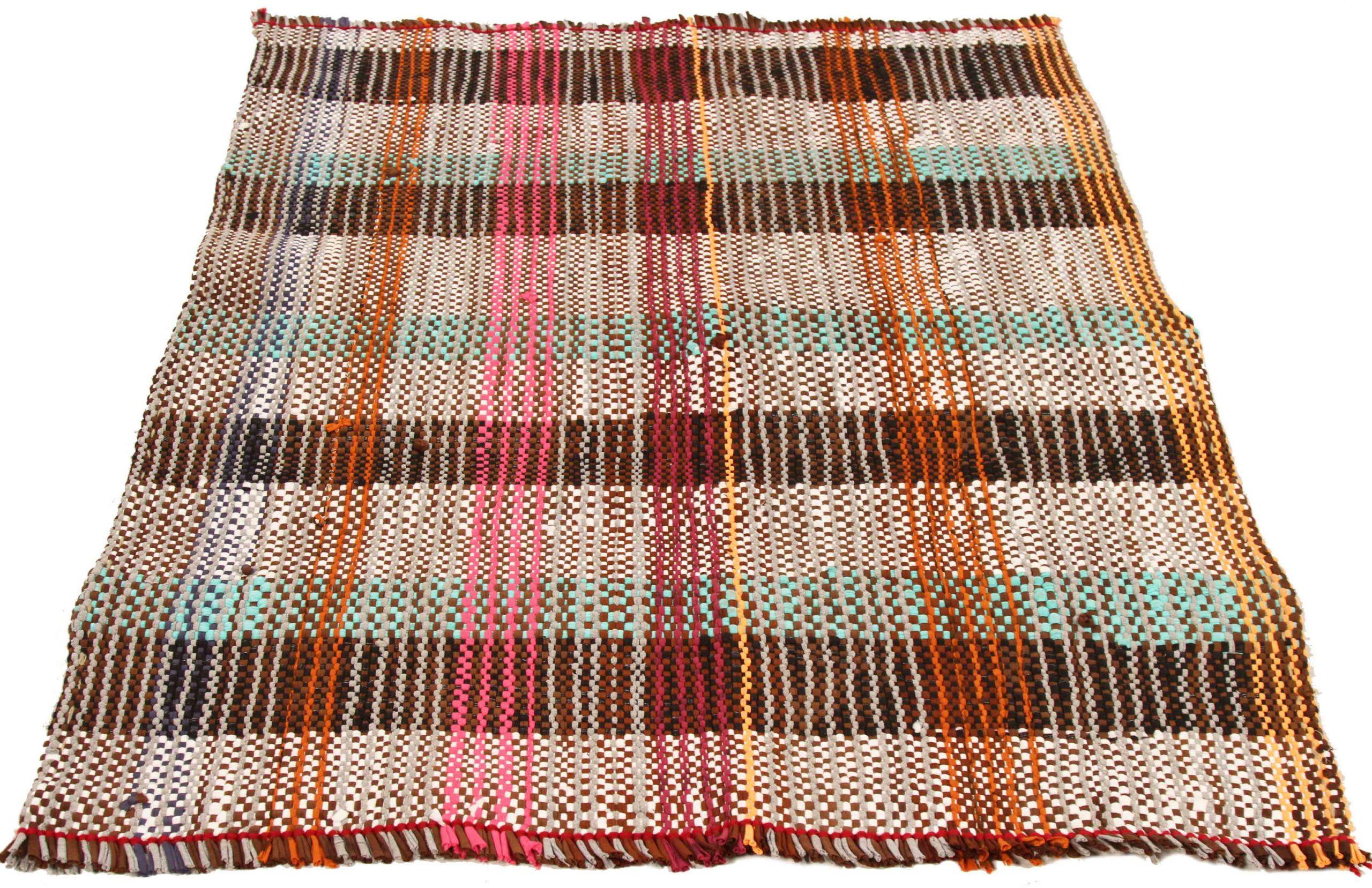 Descubre la elegancia de los Kilim persas de bella artesanía de Circa 1990. Diseñado con meticulosa atención al detalle, este diseño exclusivo es perfecto para realzar tu espacio.