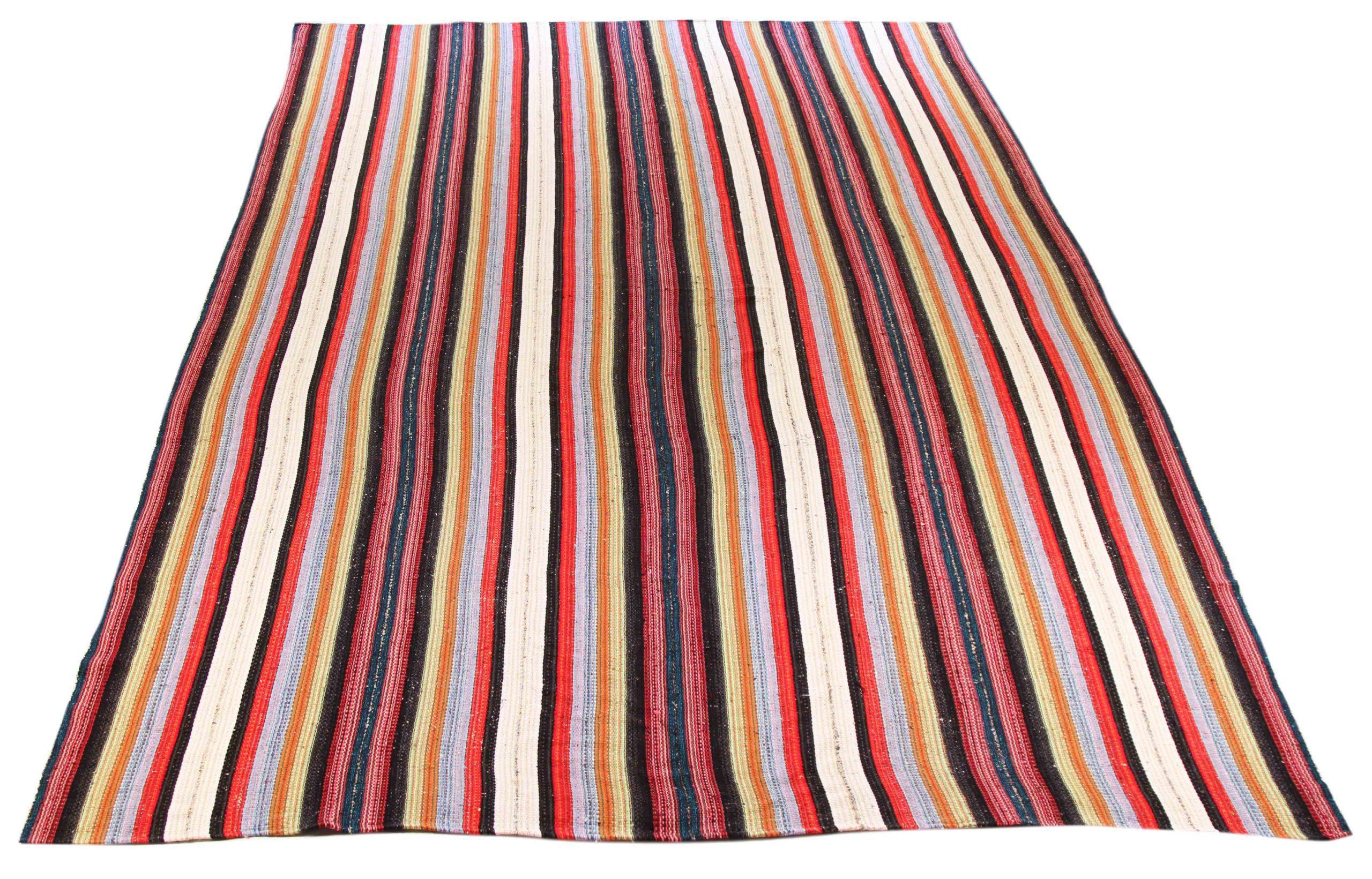 Découvrez l'élégance du Kilim persan, qui présente un magnifique travail d'artisanat dans les années 1990. Conçu avec une attention méticuleuse aux détails, ce design exclusif est parfait pour mettre en valeur votre espace.