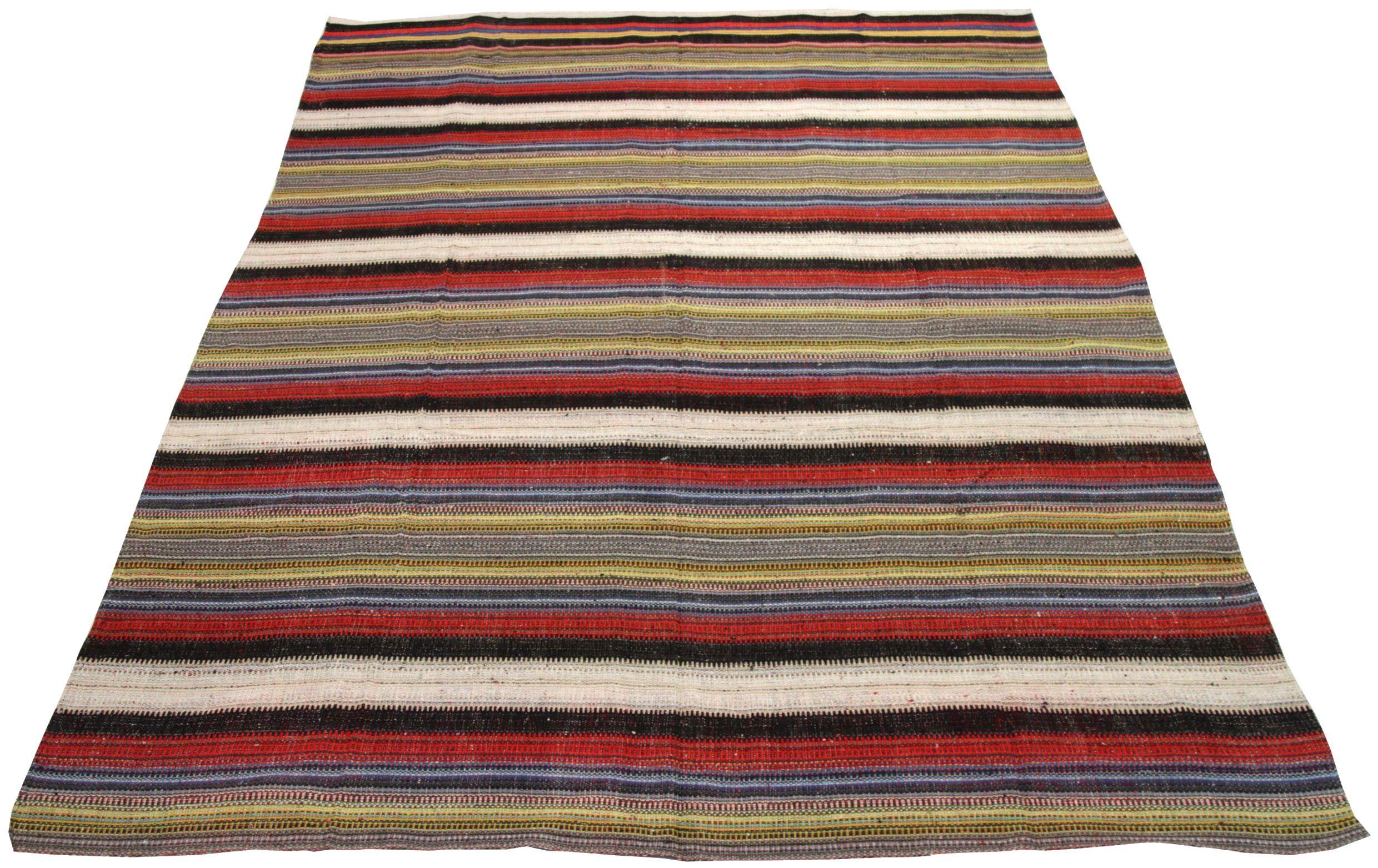 Descubre la elegancia de los Kilim persas de bella artesanía de Circa 1990. Diseñado con meticulosa atención al detalle, este diseño exclusivo es perfecto para realzar tu espacio.