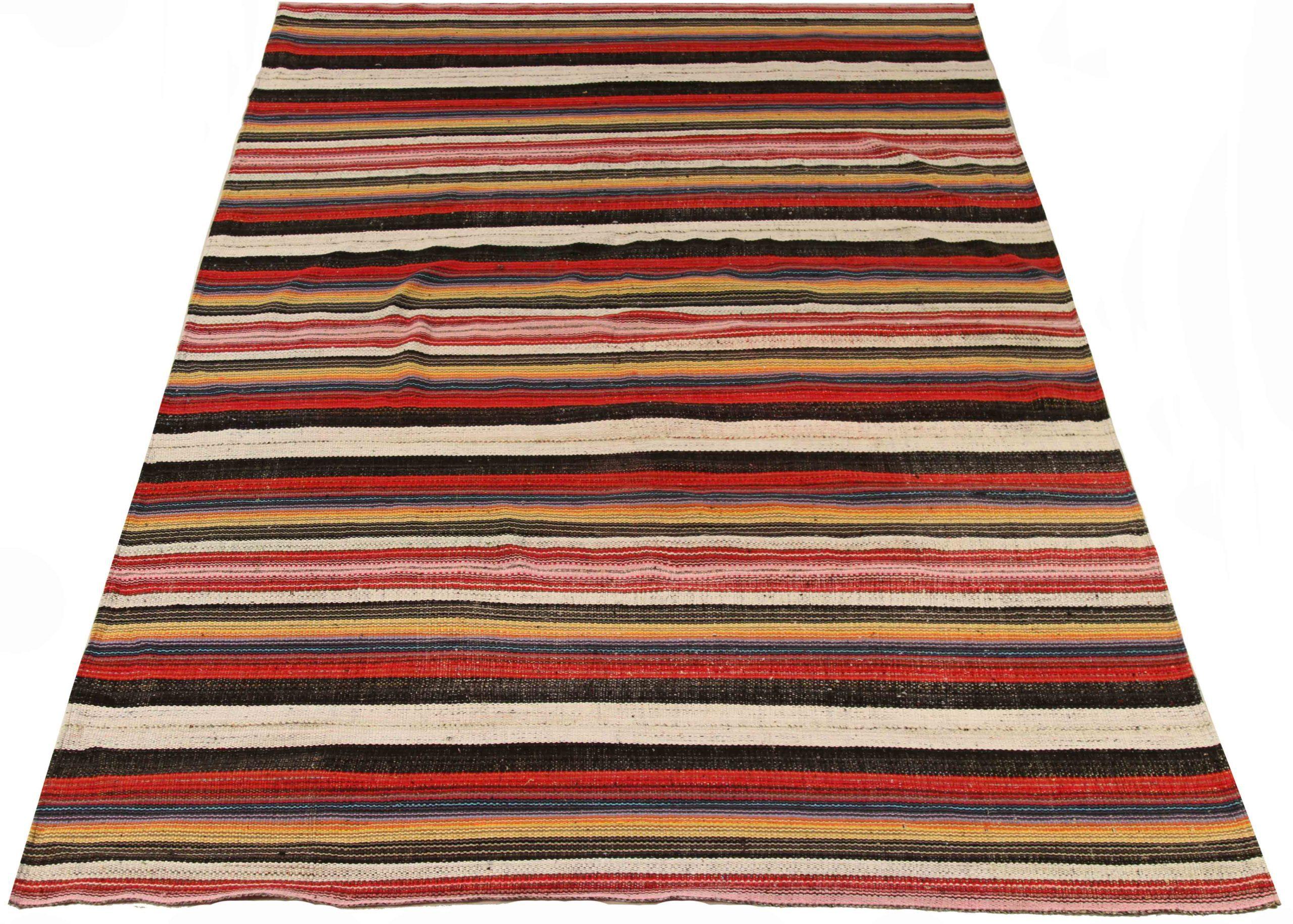 Descubre la elegancia de los Kilim persas de bella artesanía de Circa 1990. Diseñado con meticulosa atención al detalle, este diseño exclusivo es perfecto para realzar tu espacio.