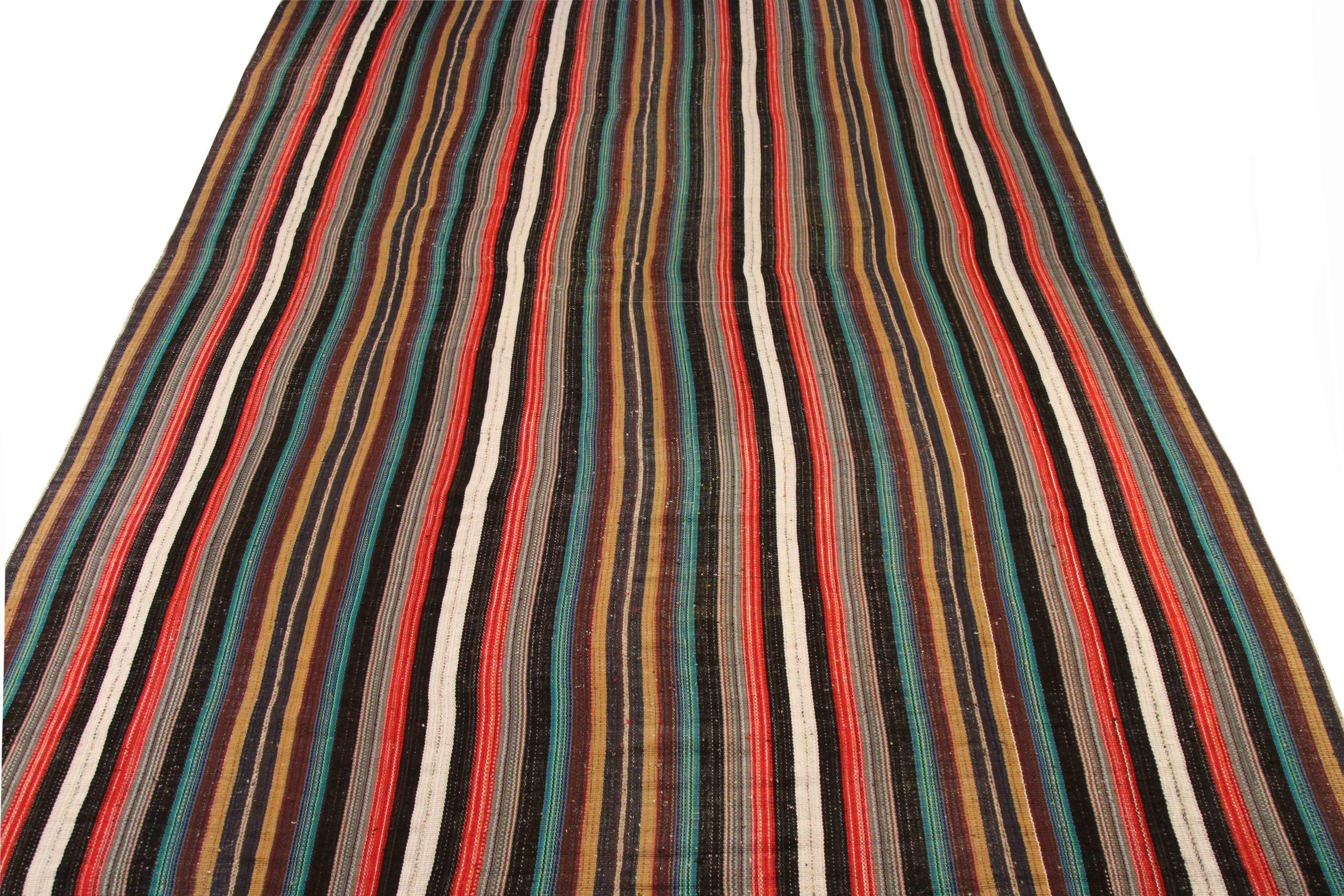 Descubre la elegancia de los Kilim persas de bella artesanía de Circa 1990. Diseñado con meticulosa atención al detalle, este diseño exclusivo es perfecto para realzar tu espacio.