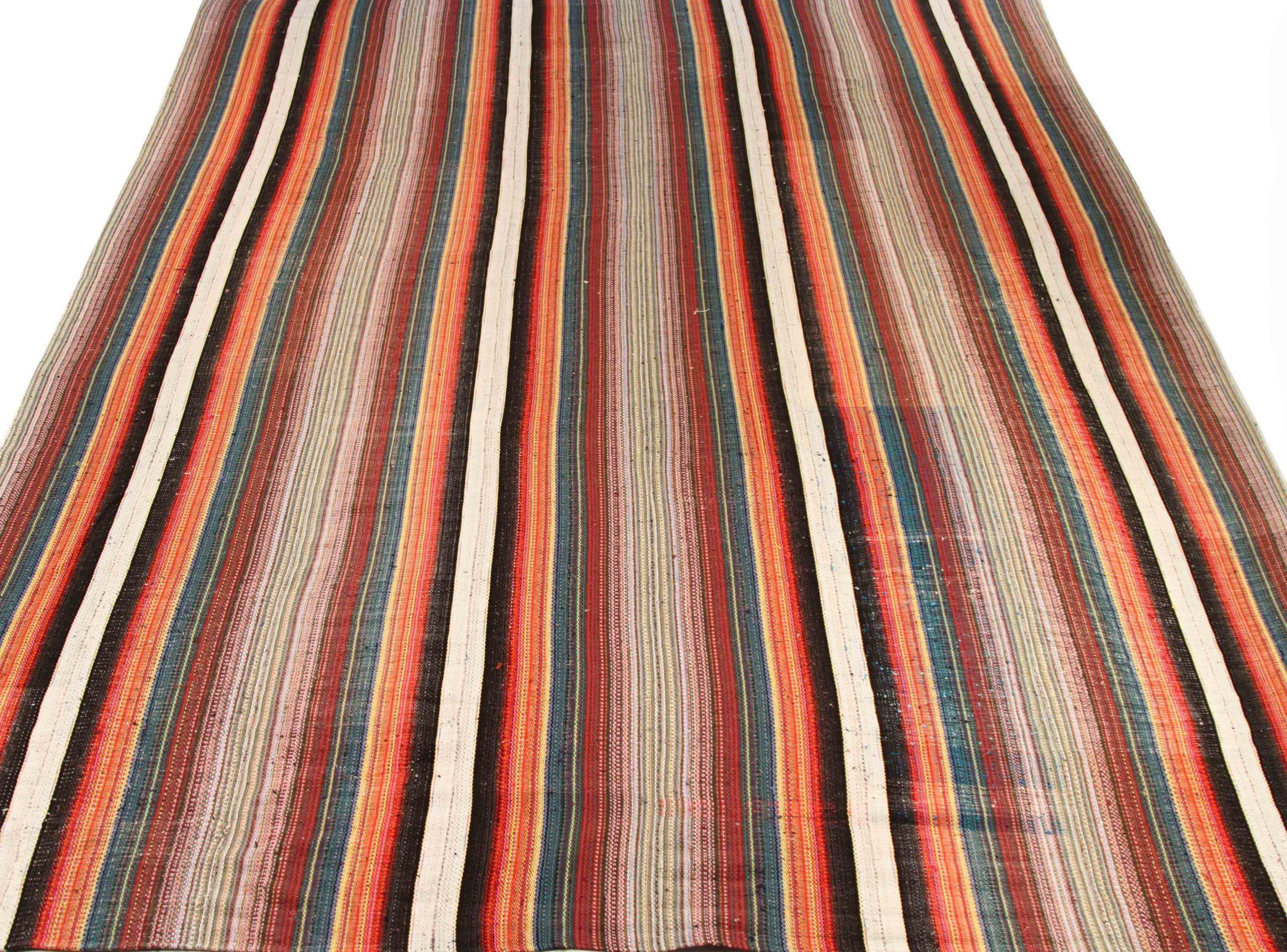 Scopri l'eleganza del Kilim persiano, caratterizzato da una splendida lavorazione artigianale del 1990 circa. Progettato con una meticolosa attenzione ai dettagli, questo design esclusivo è perfetto per valorizzare il tuo spazio.