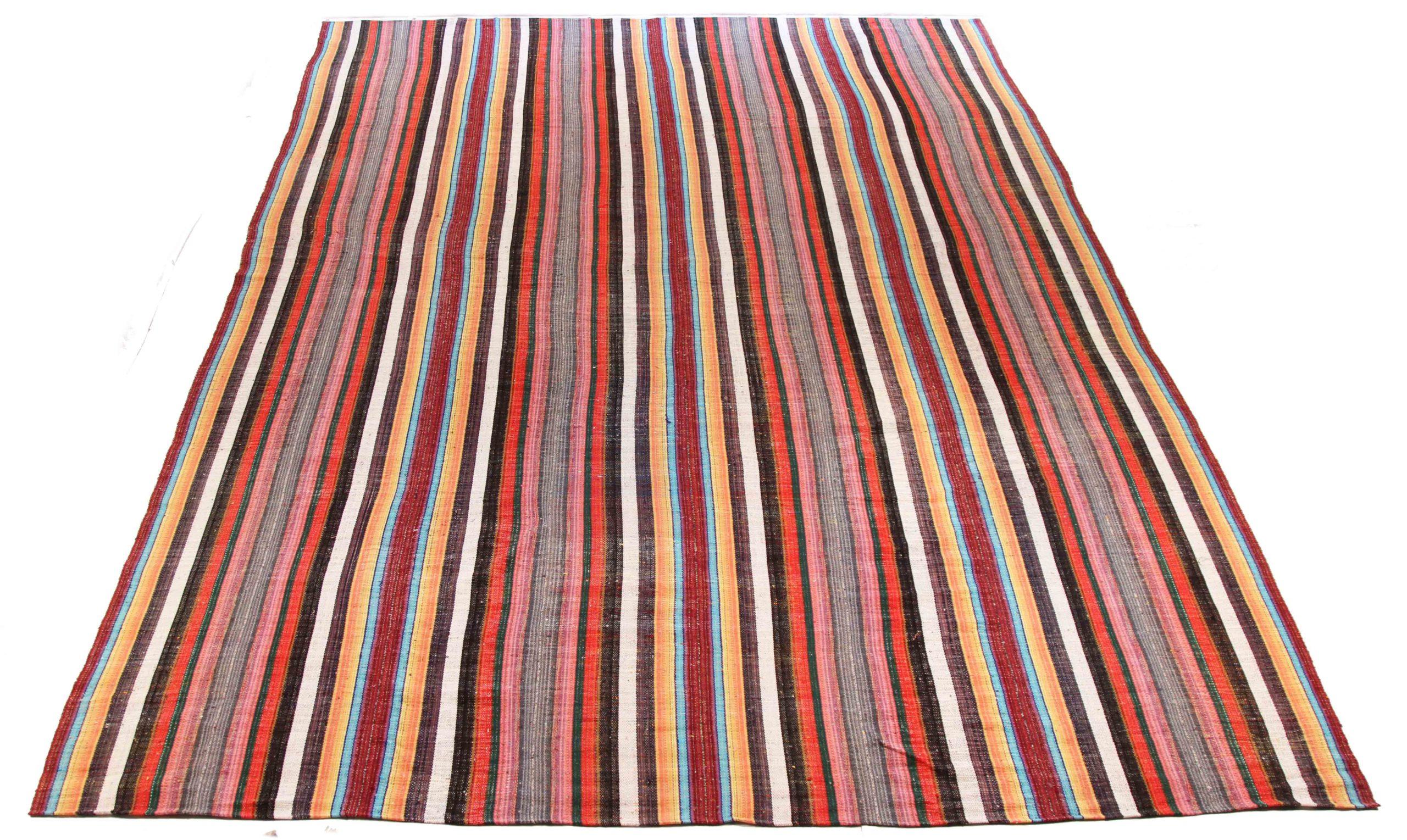 Descubre la elegancia de los Kilim persas de bella artesanía de Circa 1990. Diseñado con meticulosa atención al detalle, este diseño exclusivo es perfecto para realzar tu espacio.