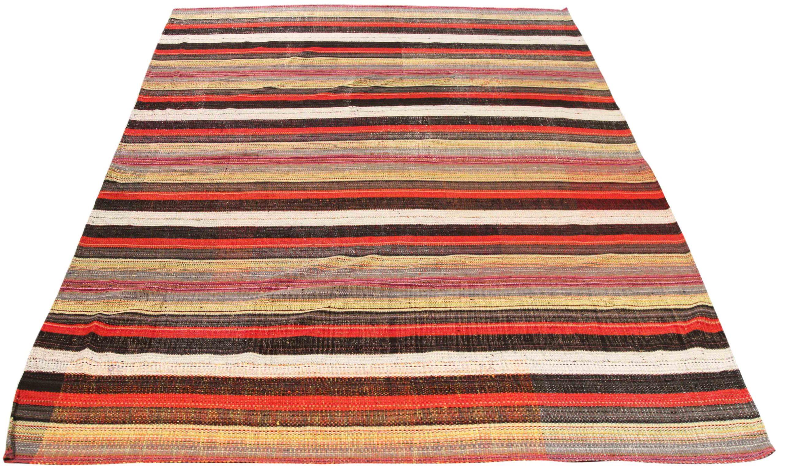 Descubre la elegancia de los Kilim persas de bella artesanía de Circa 1990. Diseñado con meticulosa atención al detalle, este diseño exclusivo es perfecto para realzar tu espacio.
