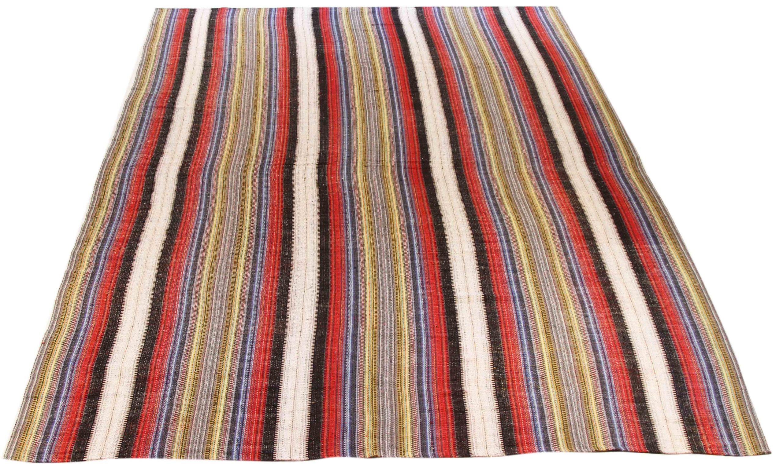 Découvrez l'élégance du Kilim persan, qui présente un magnifique travail d'artisanat dans les années 1990. Conçu avec une attention méticuleuse aux détails, ce design exclusif est parfait pour mettre en valeur votre espace.