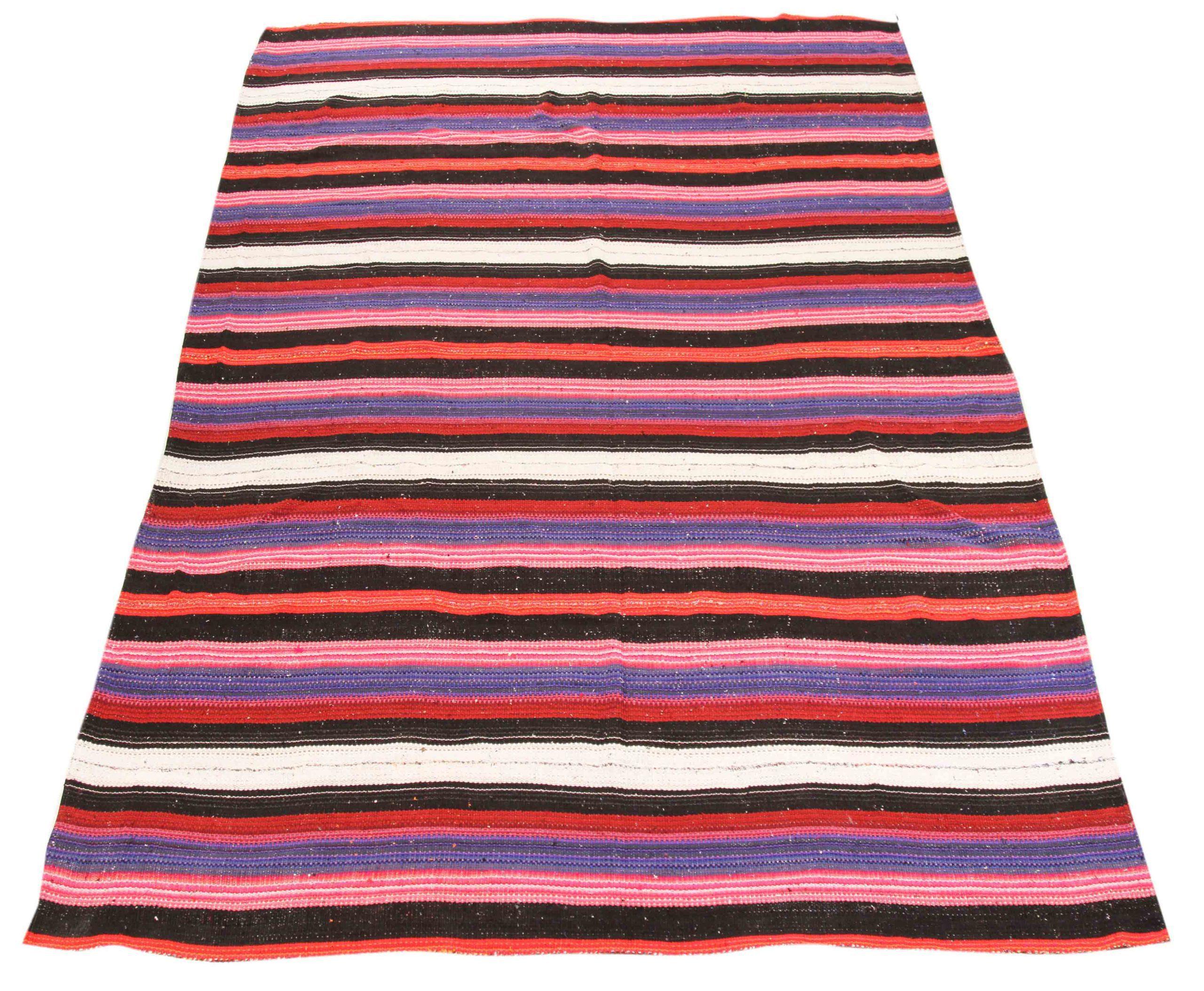 Entdecken Sie die Eleganz des persischen Kelims mit seiner wunderschönen Handwerkskunst aus der Zeit um 1990. Dieses exklusive Design, das mit viel Liebe zum Detail entworfen wurde, ist perfekt, um Ihren Raum zu verschönern.