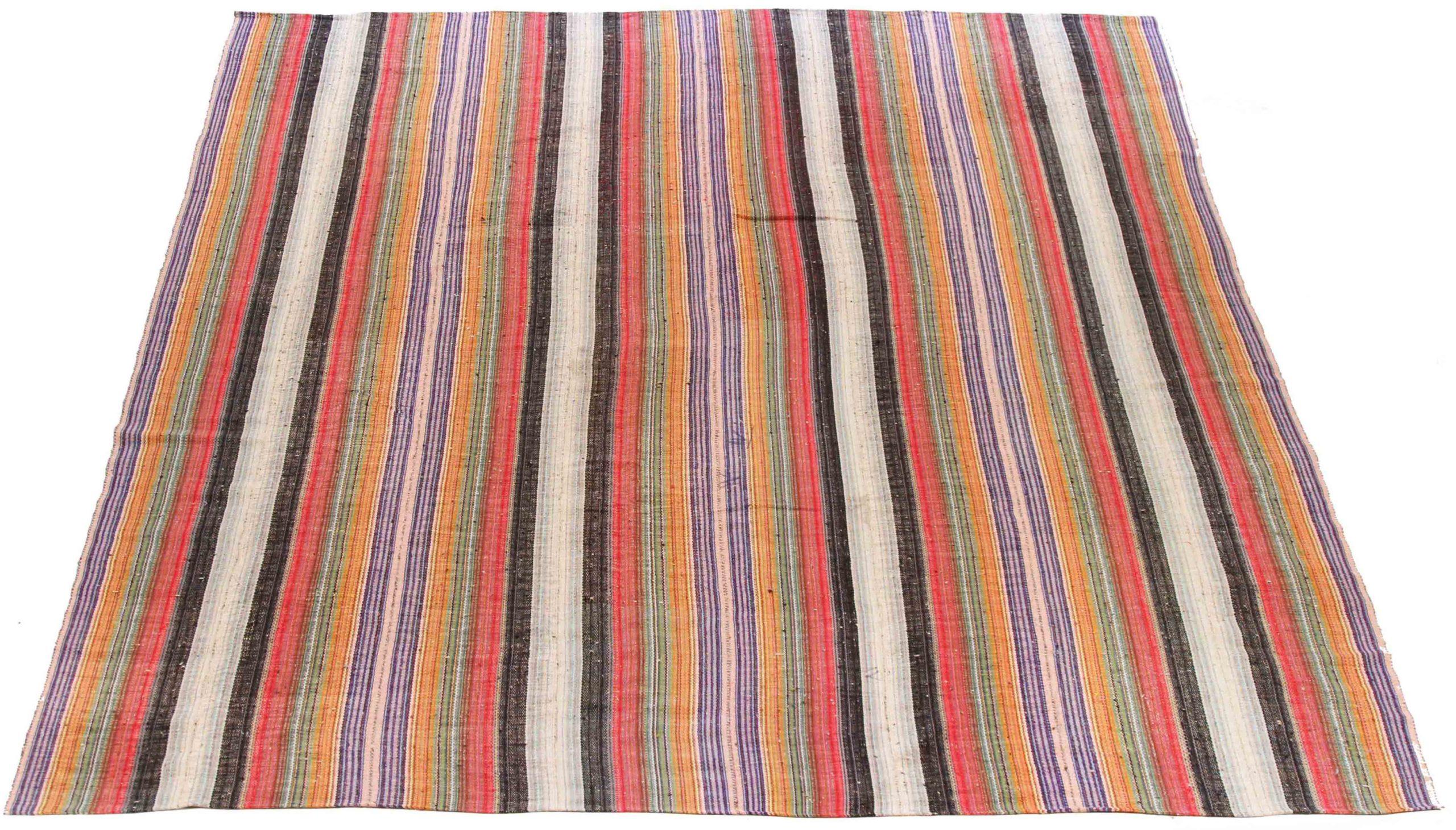 Descubre la elegancia de los Kilim persas de bella artesanía de Circa 1990. Diseñado con meticulosa atención al detalle, este diseño exclusivo es perfecto para realzar tu espacio.