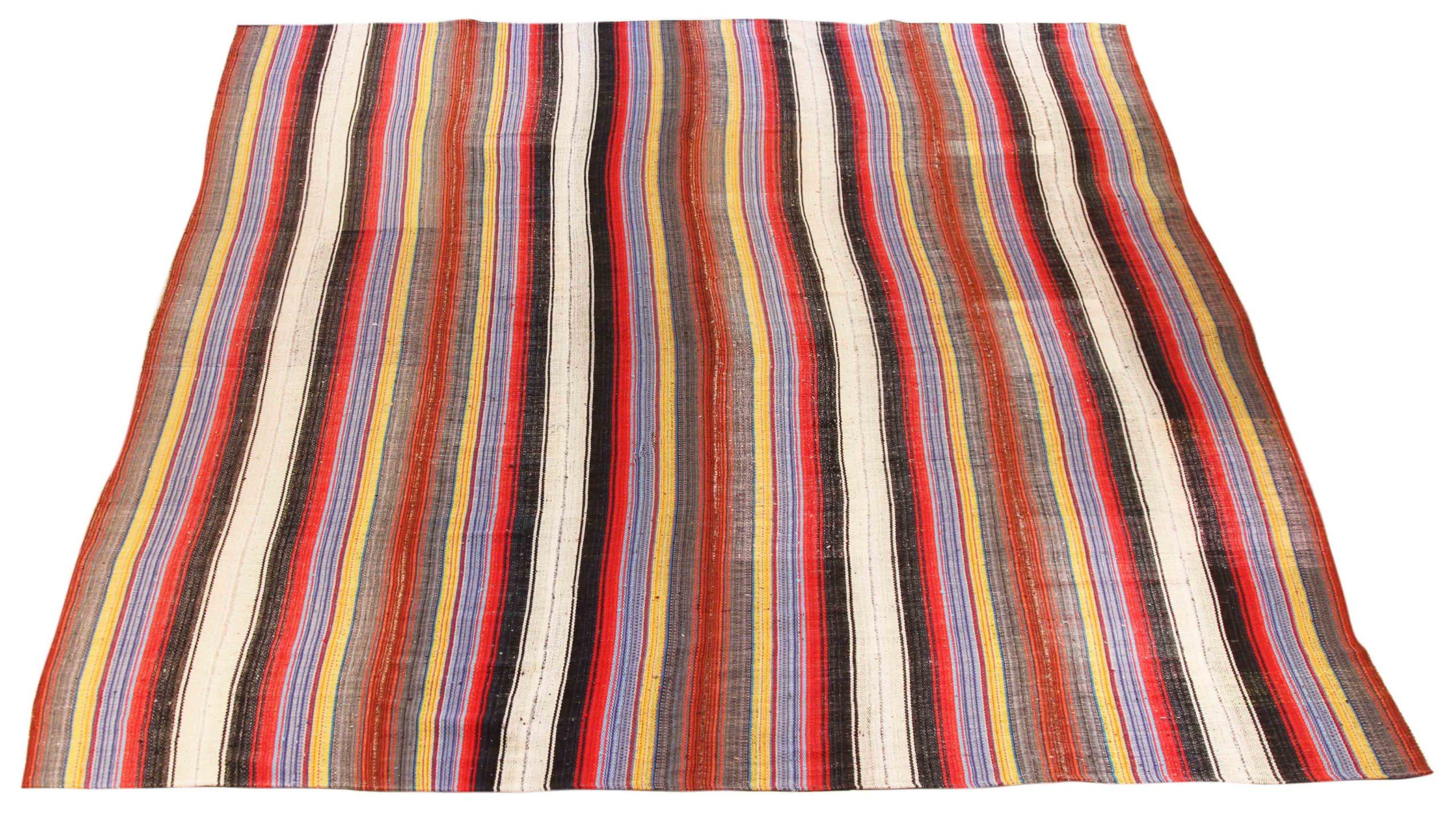 Découvrez l'élégance du Kilim persan, qui présente un magnifique travail d'artisanat dans les années 1990. Conçu avec une attention méticuleuse aux détails, ce design exclusif est parfait pour mettre en valeur votre espace.
