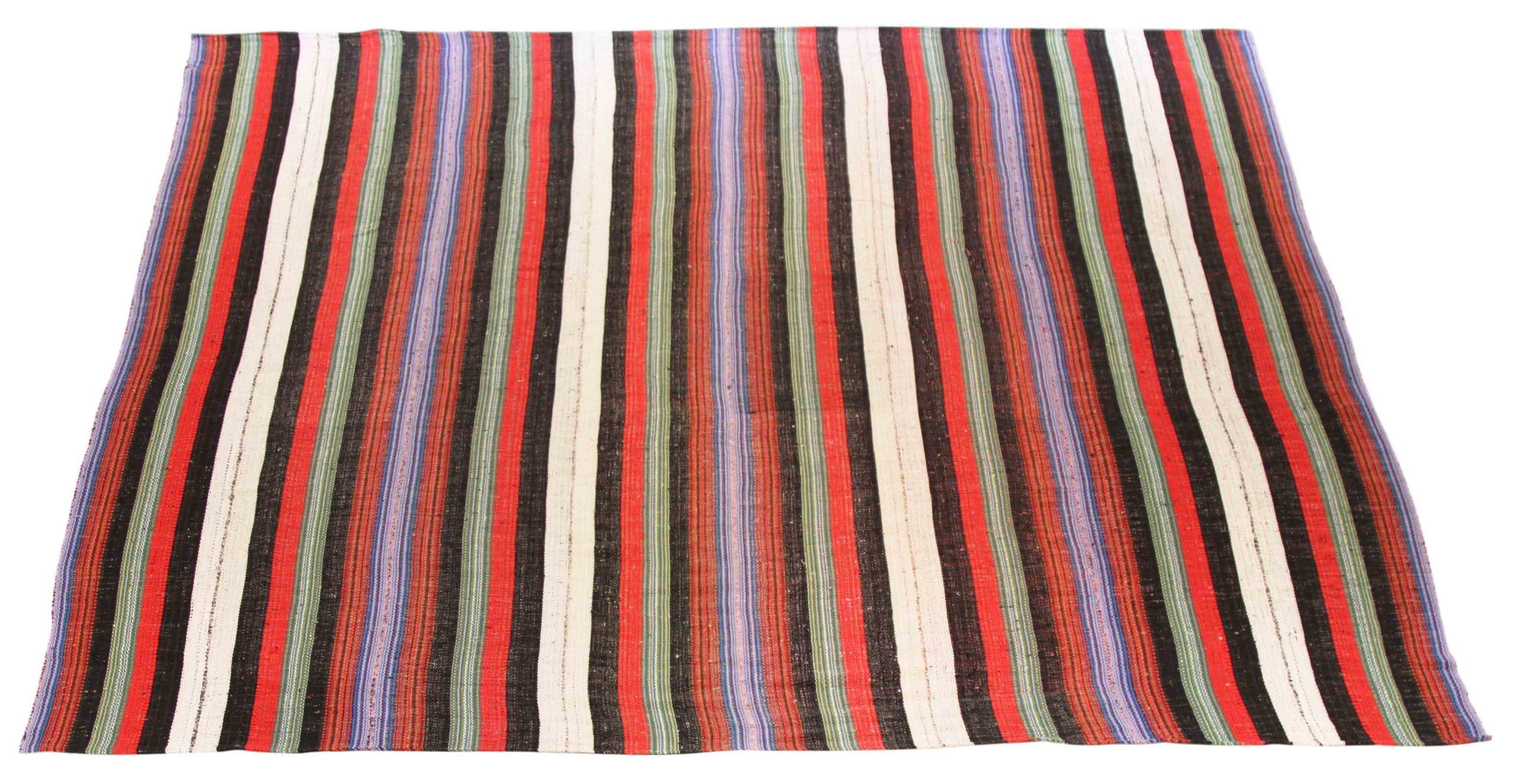 Découvrez l'élégance du Kilim persan, qui présente un magnifique travail d'artisanat dans les années 1990. Conçu avec une attention méticuleuse aux détails, ce design exclusif est parfait pour mettre en valeur votre espace.