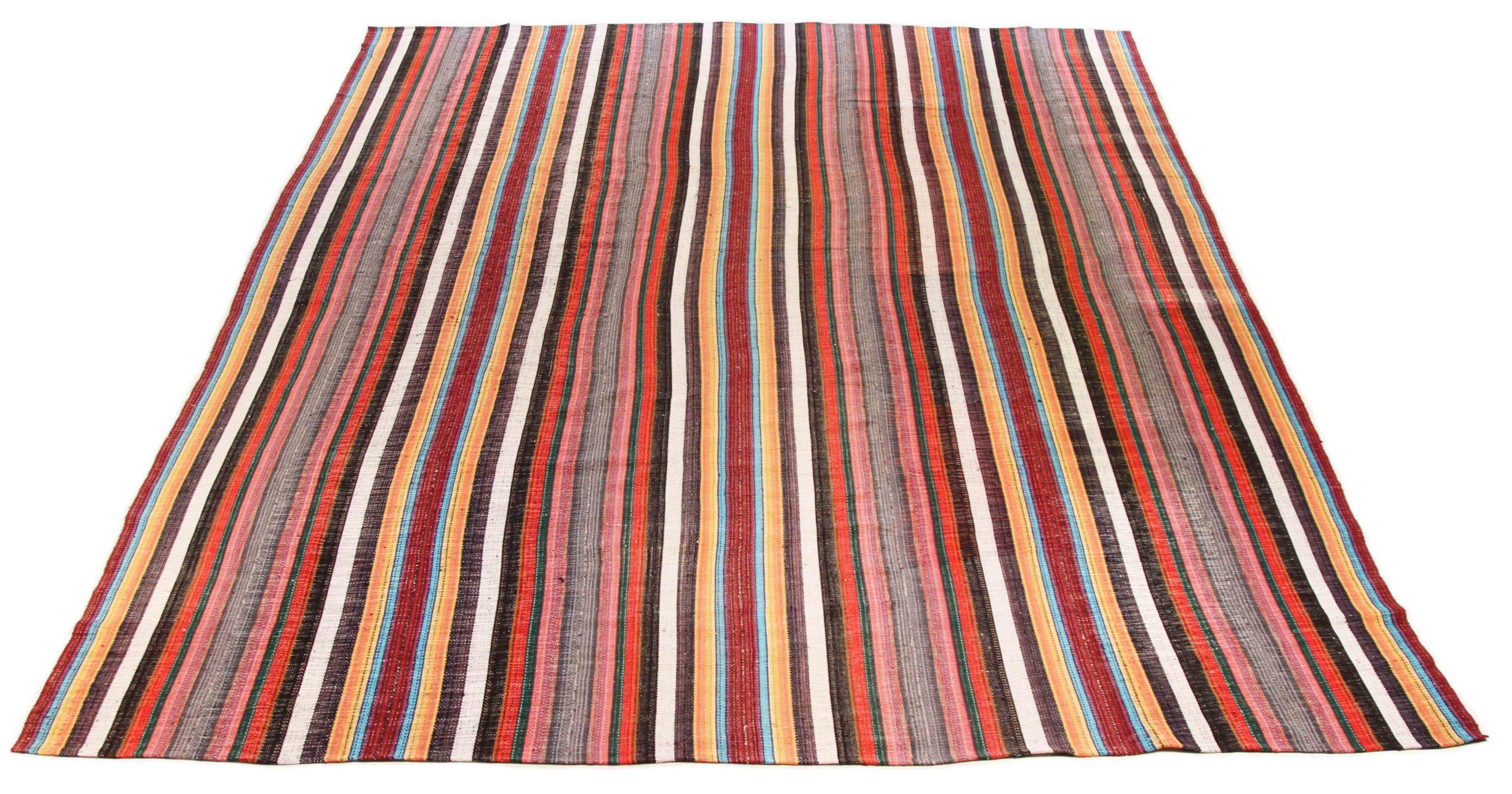 Entdecken Sie die Eleganz des persischen Kelims mit seiner wunderschönen Handwerkskunst aus der Zeit um 1990. Dieses exklusive Design, das mit viel Liebe zum Detail entworfen wurde, ist perfekt, um Ihren Raum zu verschönern.
