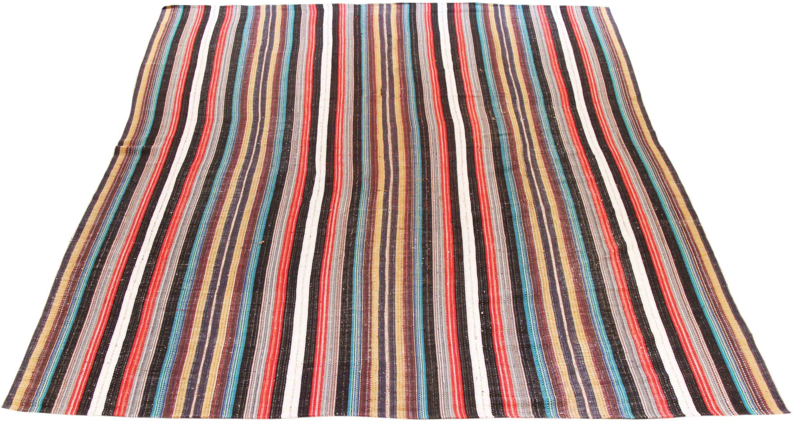 Découvrez l'élégance du Kilim persan, qui présente un magnifique travail d'artisanat dans les années 1990. Conçu avec une attention méticuleuse aux détails, ce design exclusif est parfait pour mettre en valeur votre espace.