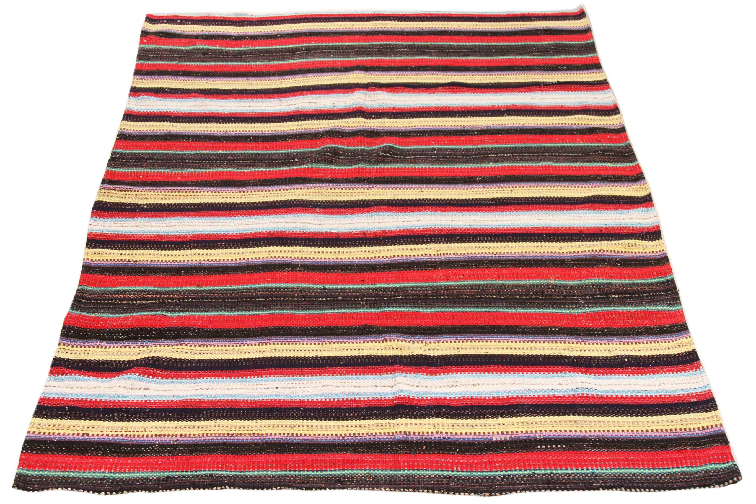 Entdecken Sie die Eleganz des persischen Kelims mit seiner wunderschönen Handwerkskunst aus der Zeit um 1990. Dieses exklusive Design, das mit viel Liebe zum Detail entworfen wurde, ist perfekt, um Ihren Raum zu verschönern.