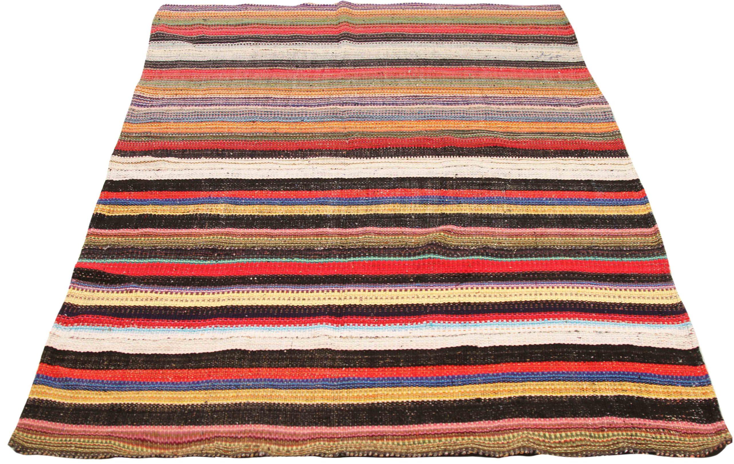 Entdecken Sie die Eleganz des persischen Kelims mit seiner wunderschönen Handwerkskunst aus der Zeit um 1990. Dieses exklusive Design, das mit viel Liebe zum Detail entworfen wurde, ist perfekt, um Ihren Raum zu verschönern.