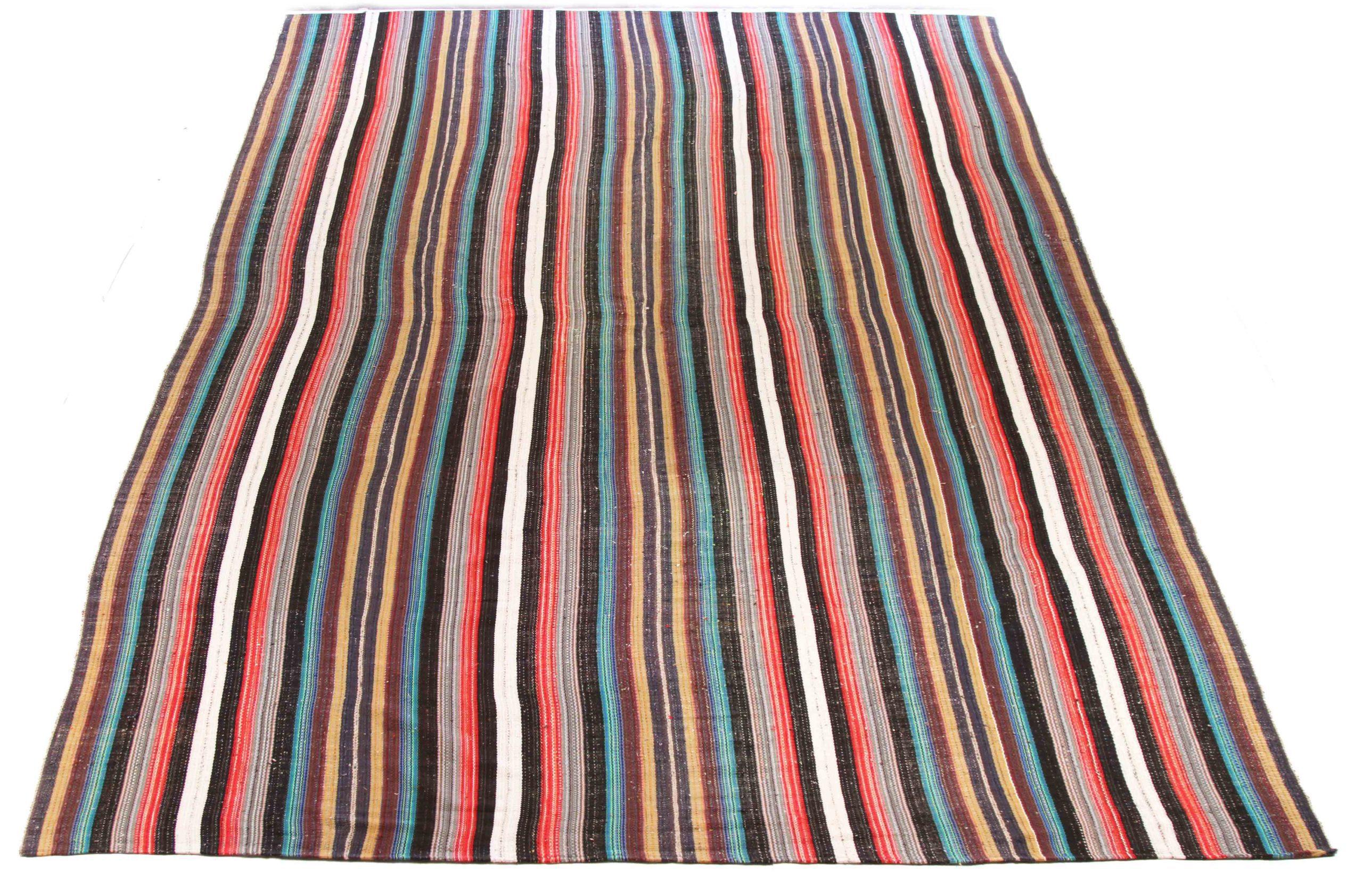 Découvrez l'élégance du Kilim persan, qui présente un magnifique travail d'artisanat dans les années 1990. Conçu avec une attention méticuleuse aux détails, ce design exclusif est parfait pour mettre en valeur votre espace.