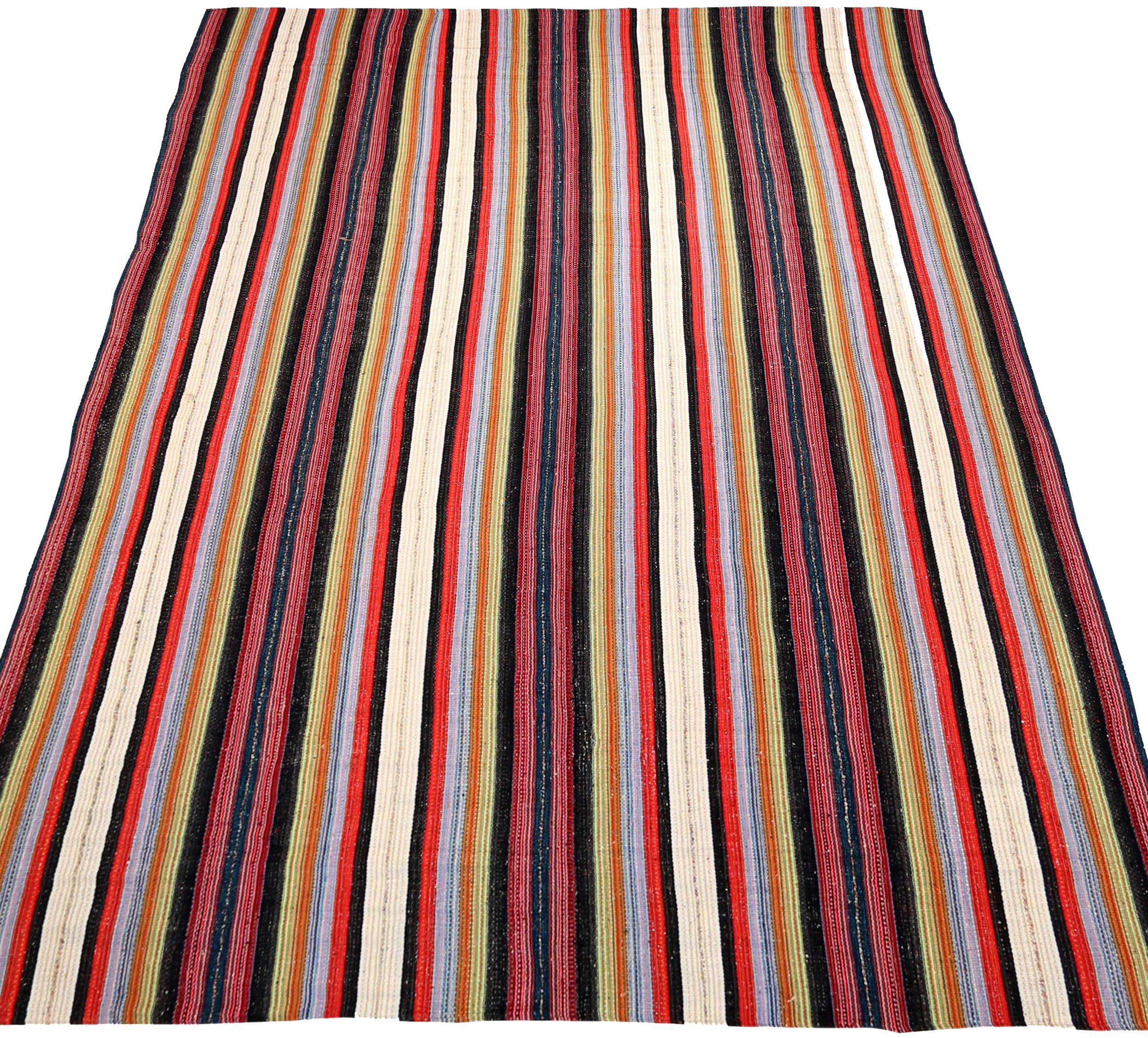 Entdecken Sie die Eleganz des persischen Kelims mit seiner wunderschönen Handwerkskunst aus der Zeit um 1990. Dieses exklusive Design, das mit viel Liebe zum Detail entworfen wurde, ist perfekt, um Ihren Raum zu verschönern.