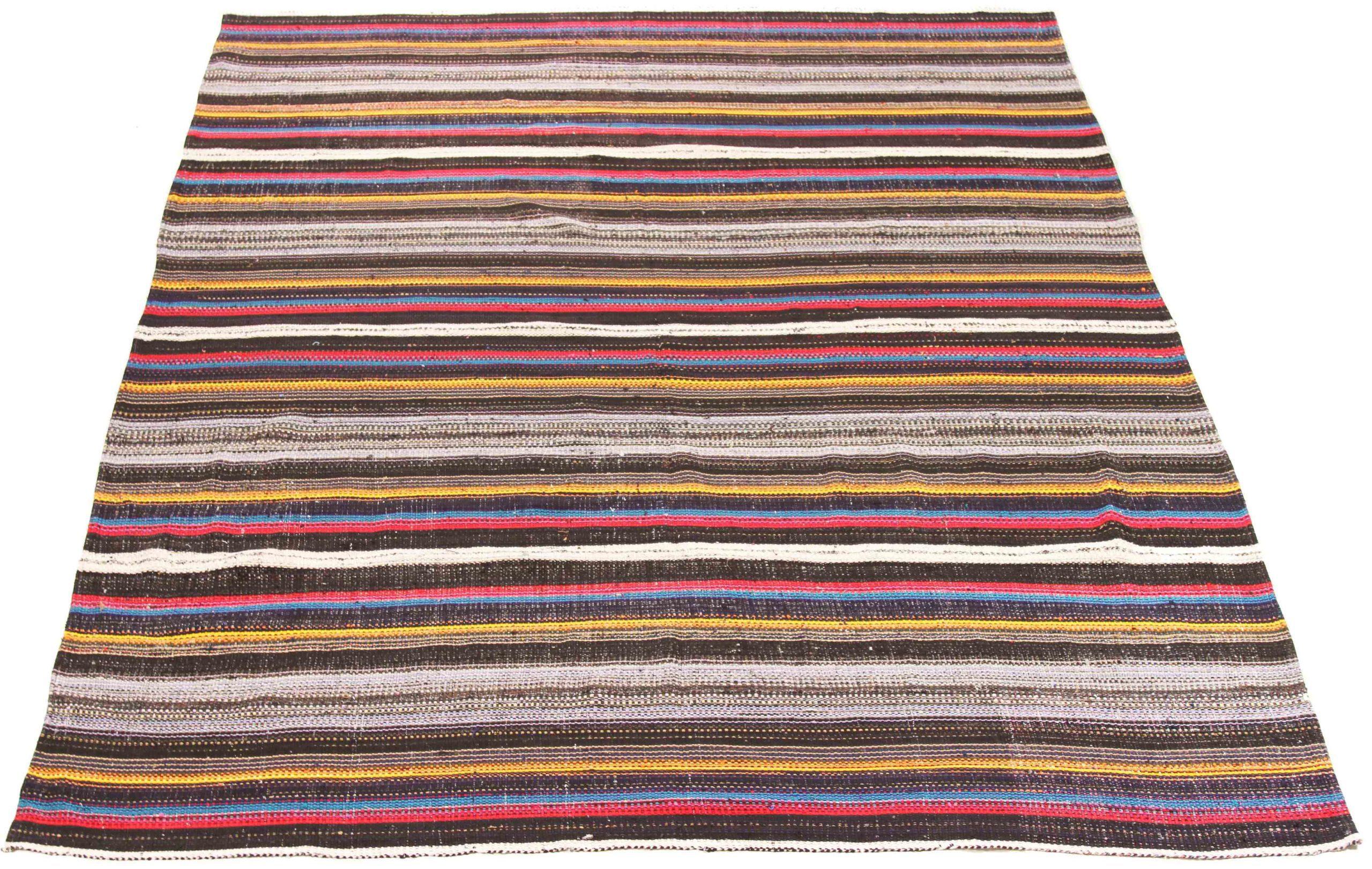 Entdecken Sie die Eleganz des persischen Kelims mit seiner wunderschönen Handwerkskunst aus der Zeit um 1990. Dieses exklusive Design, das mit viel Liebe zum Detail entworfen wurde, ist perfekt, um Ihren Raum zu verschönern.