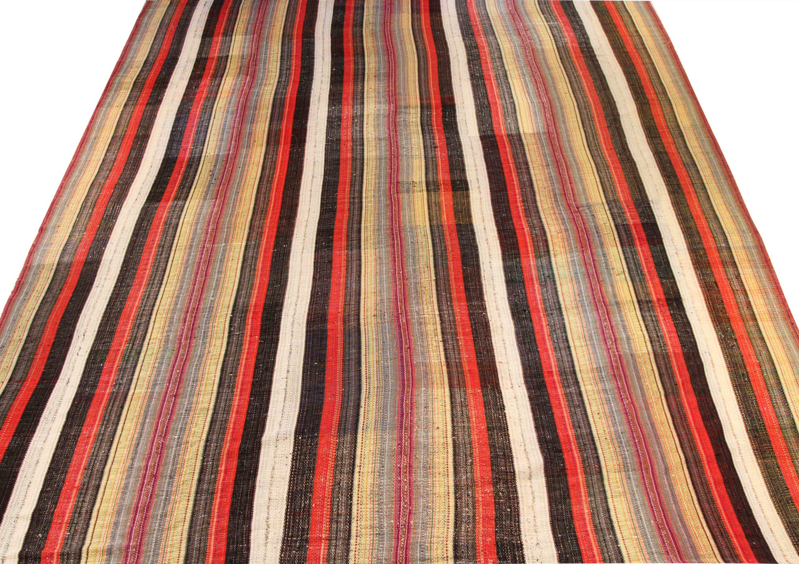 Scopri l'eleganza del Kilim persiano, caratterizzato da una splendida lavorazione artigianale del 1990 circa. Progettato con una meticolosa attenzione ai dettagli, questo design esclusivo è perfetto per valorizzare il tuo spazio.
