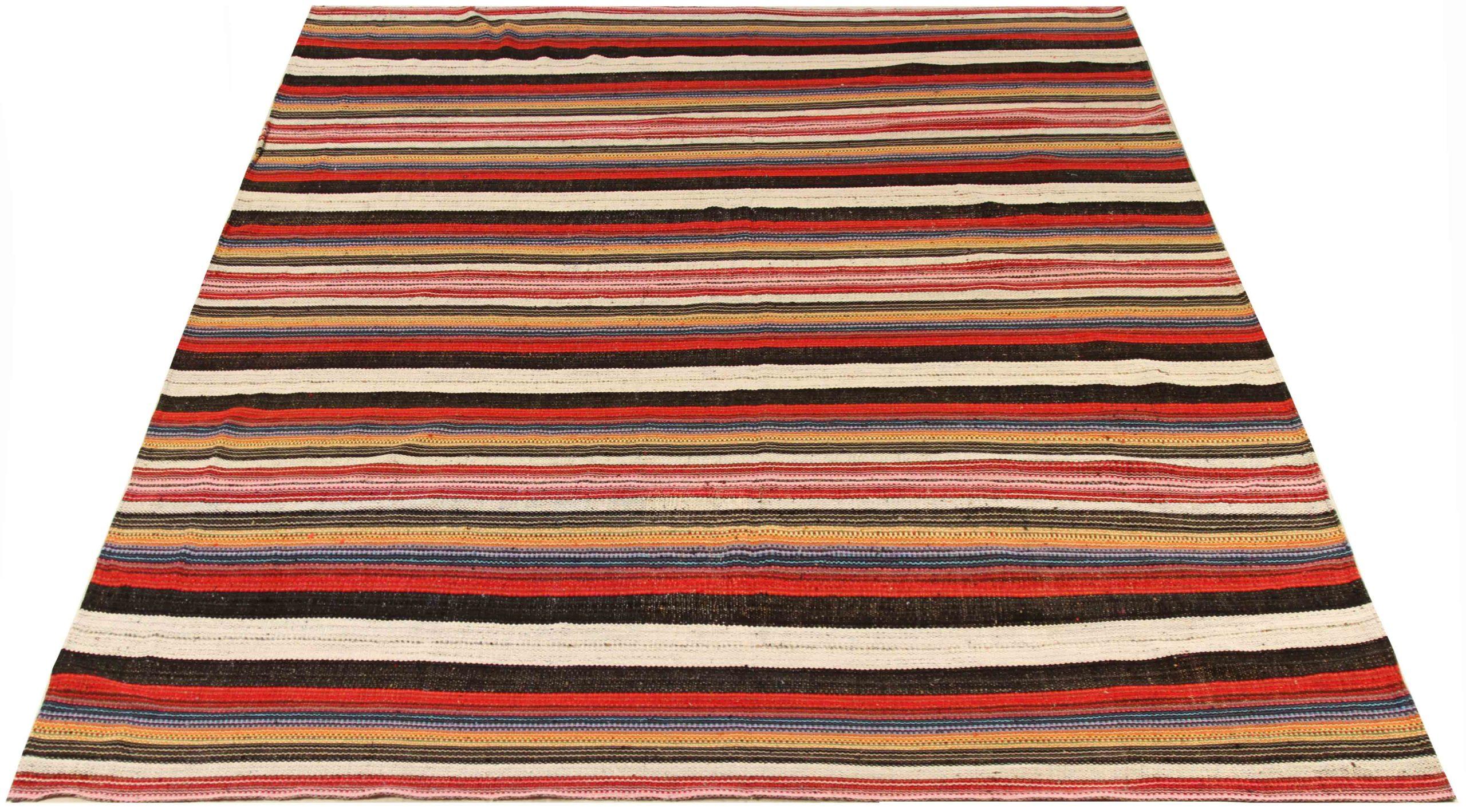 Descubre la elegancia de los Kilim persas de bella artesanía de Circa 1990. Diseñado con meticulosa atención al detalle, este diseño exclusivo es perfecto para realzar tu espacio.