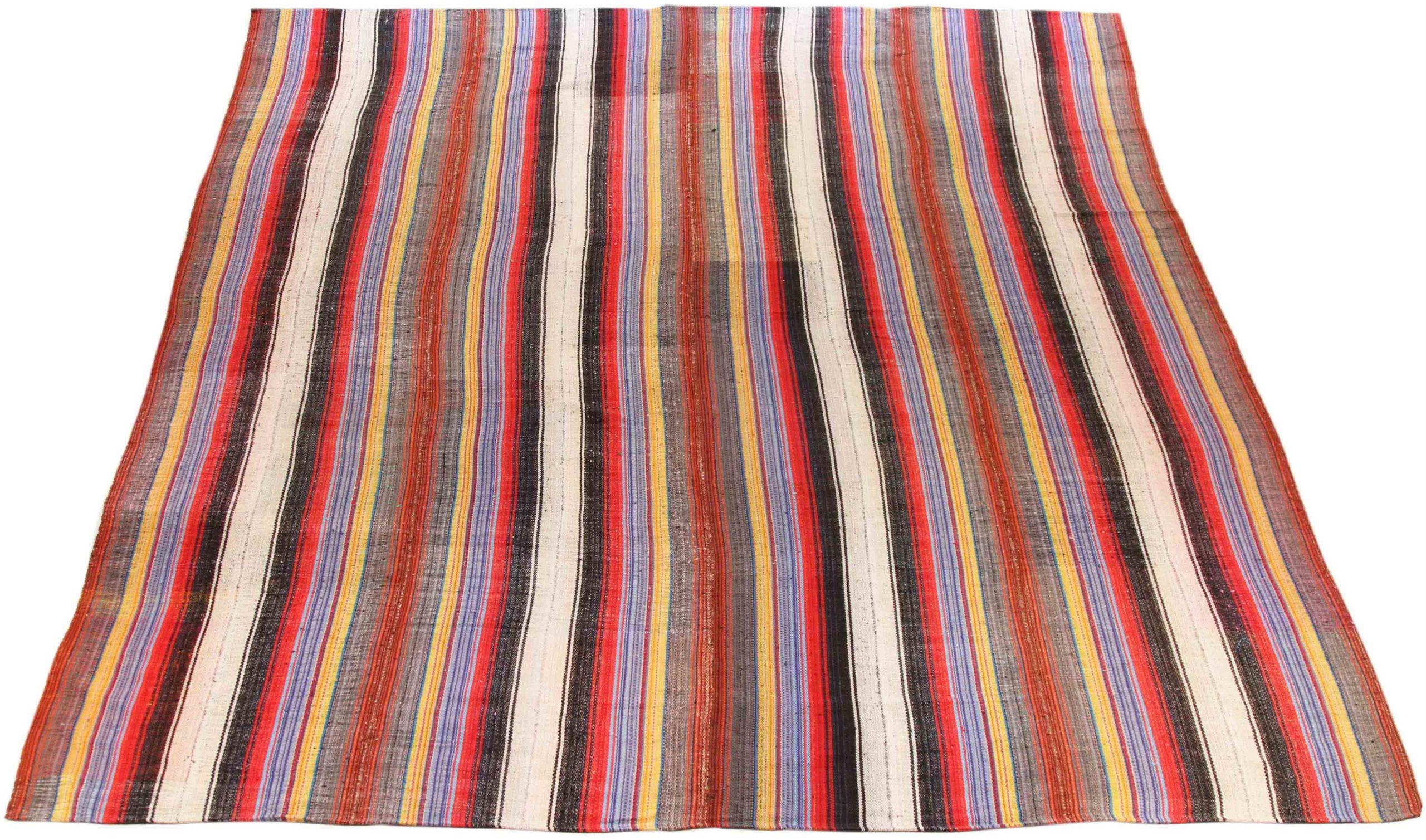 Découvrez l'élégance du Kilim persan, qui présente un magnifique travail d'artisanat dans les années 1990. Conçu avec une attention méticuleuse aux détails, ce design exclusif est parfait pour mettre en valeur votre espace.