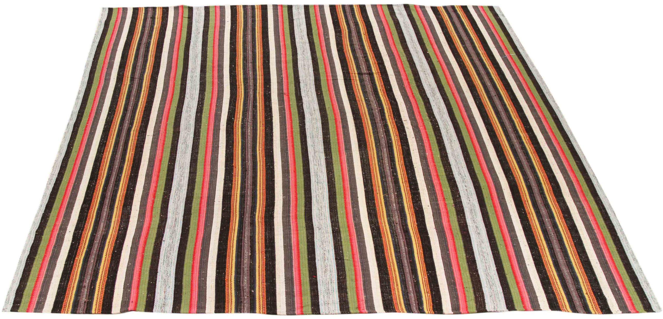 Découvrez l'élégance du Kilim persan, qui présente un magnifique travail d'artisanat dans les années 1990. Conçu avec une attention méticuleuse aux détails, ce design exclusif est parfait pour mettre en valeur votre espace.