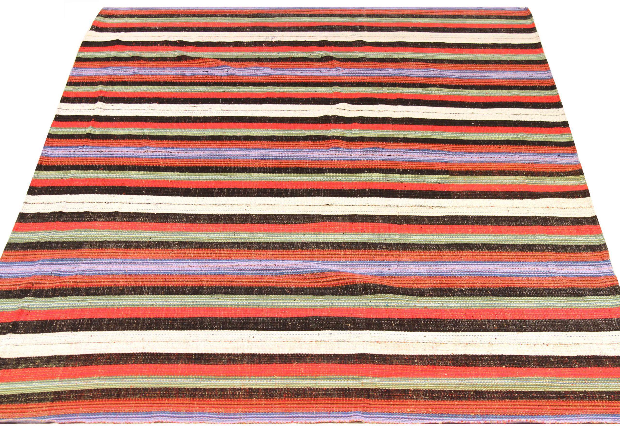 Descubre la elegancia de los Kilim persas de bella artesanía de Circa 1990. Diseñado con meticulosa atención al detalle, este diseño exclusivo es perfecto para realzar tu espacio.
