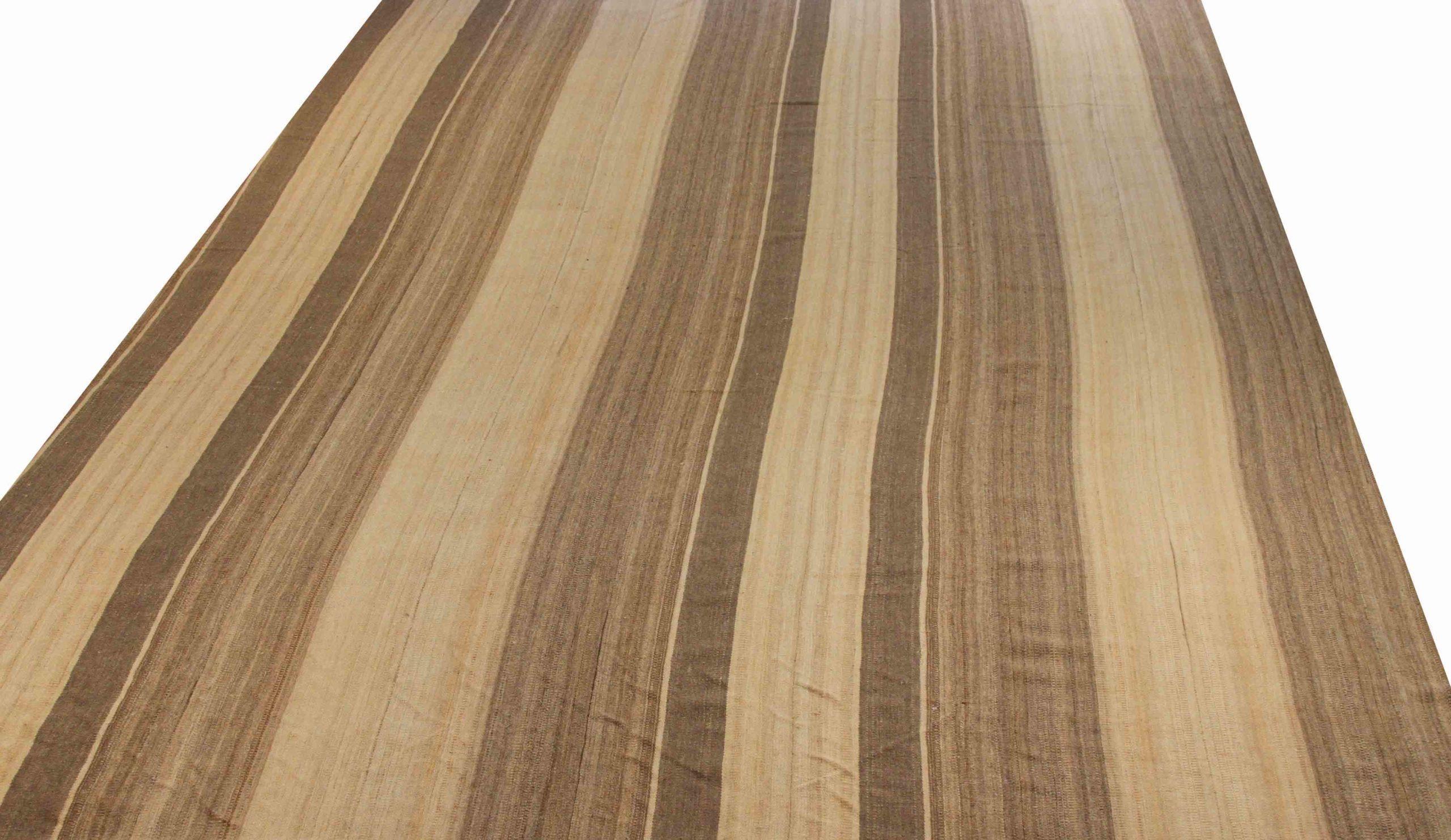 Entdecken Sie die Eleganz persischer Kelims, die sich durch wunderschöne Handwerkskunst auszeichnen. Dieses exklusive Design, das mit viel Liebe zum Detail entworfen wurde, ist perfekt, um Ihren Raum zu verschönern.