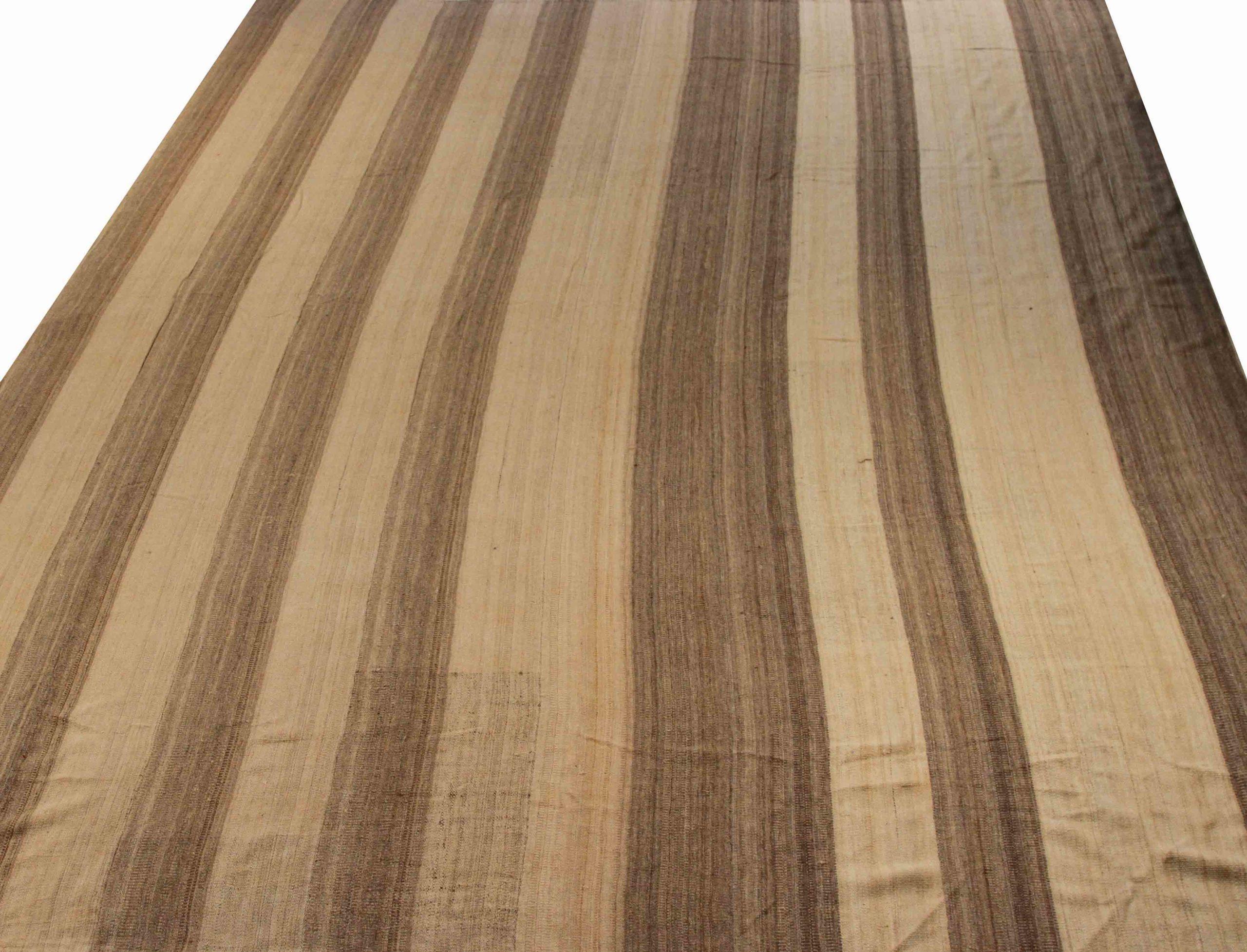 Entdecken Sie die Eleganz persischer Kelims, die sich durch wunderschöne Handwerkskunst auszeichnen. Dieses exklusive Design, das mit viel Liebe zum Detail entworfen wurde, ist perfekt, um Ihren Raum zu verschönern.