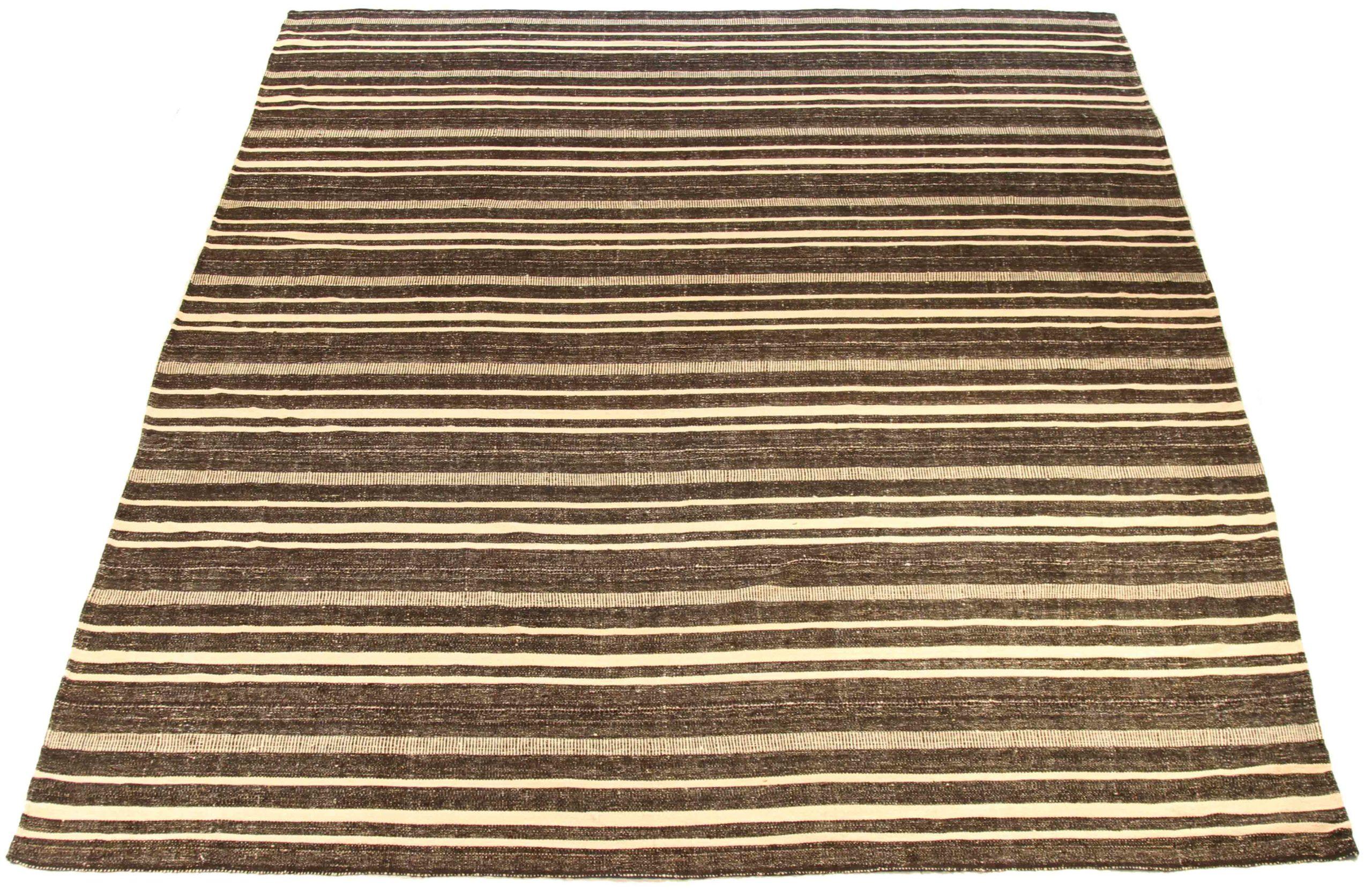 Entdecken Sie die Eleganz persischer Kelims, die sich durch wunderschöne Handwerkskunst auszeichnen. Dieses exklusive Design, das mit viel Liebe zum Detail entworfen wurde, ist perfekt, um Ihren Raum zu verschönern.