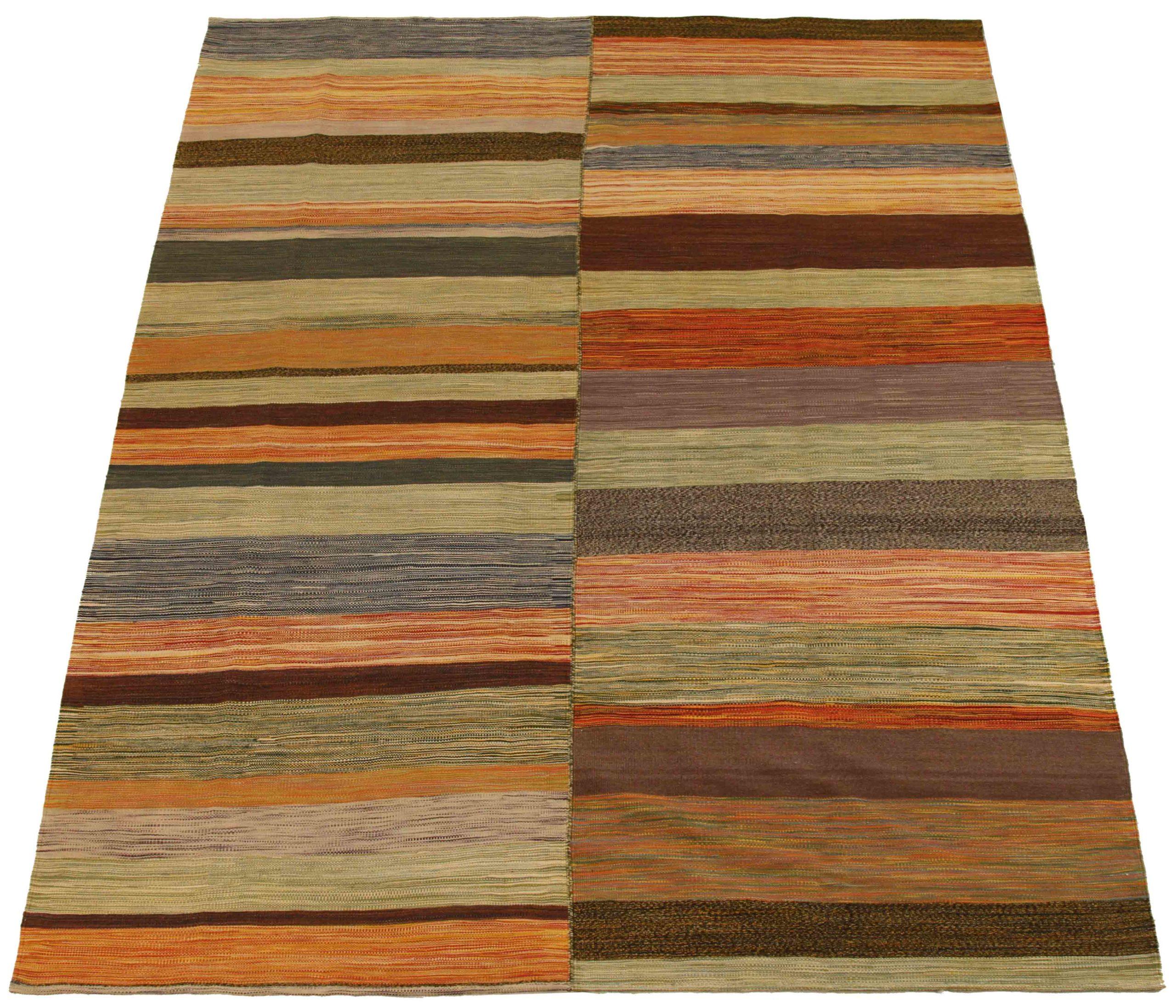 Découvrez l'élégance des kilims persans, qui sont le fruit d'un travail artisanal de grande qualité. Conçu avec une attention méticuleuse aux détails, ce design exclusif est parfait pour mettre en valeur votre espace.