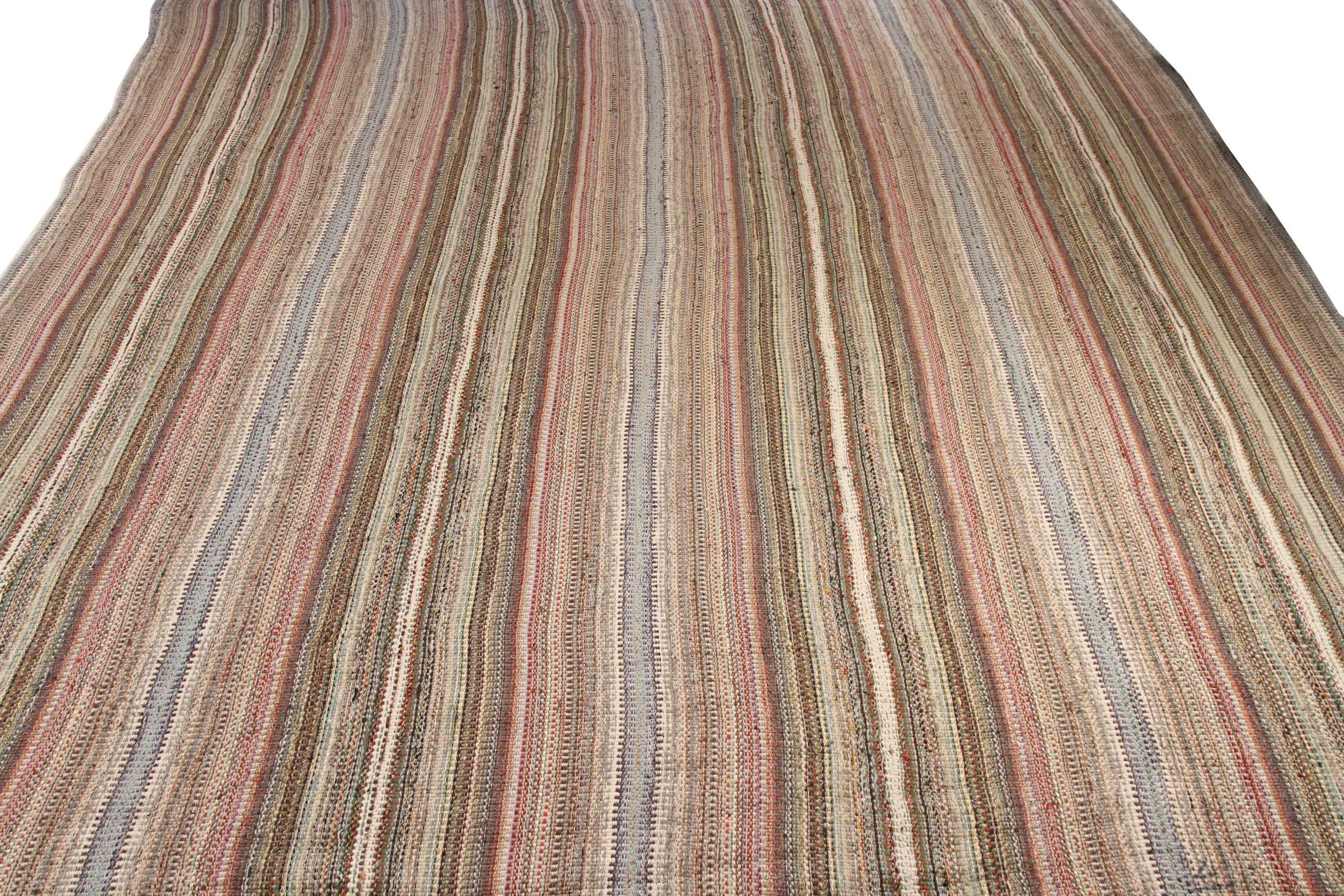 Scopri l'eleganza del Kilim persiano, caratterizzato da una splendida lavorazione artigianale. Progettato con una meticolosa attenzione ai dettagli, questo design esclusivo è perfetto per valorizzare il tuo spazio.