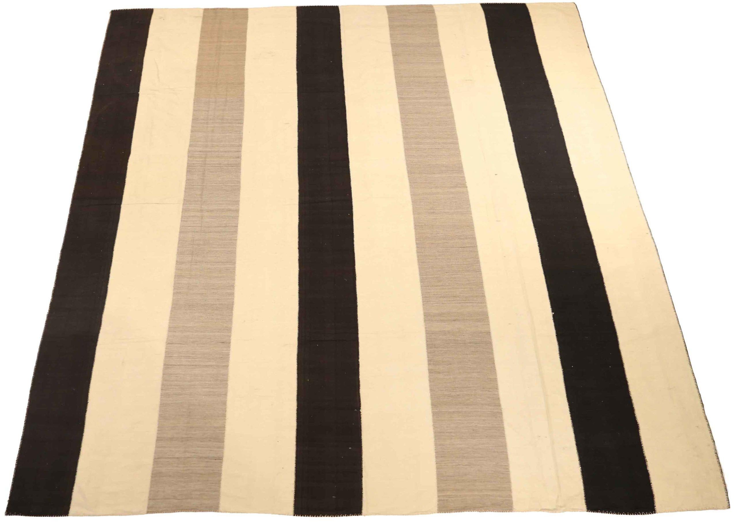 Découvrez l'élégance du Rug & Kilim persan présentant un tapis Over Size de Circa 1940. Conçu avec de la laine et du BlackIvoryTaupe, ce design exclusif est parfait pour mettre en valeur votre espace.