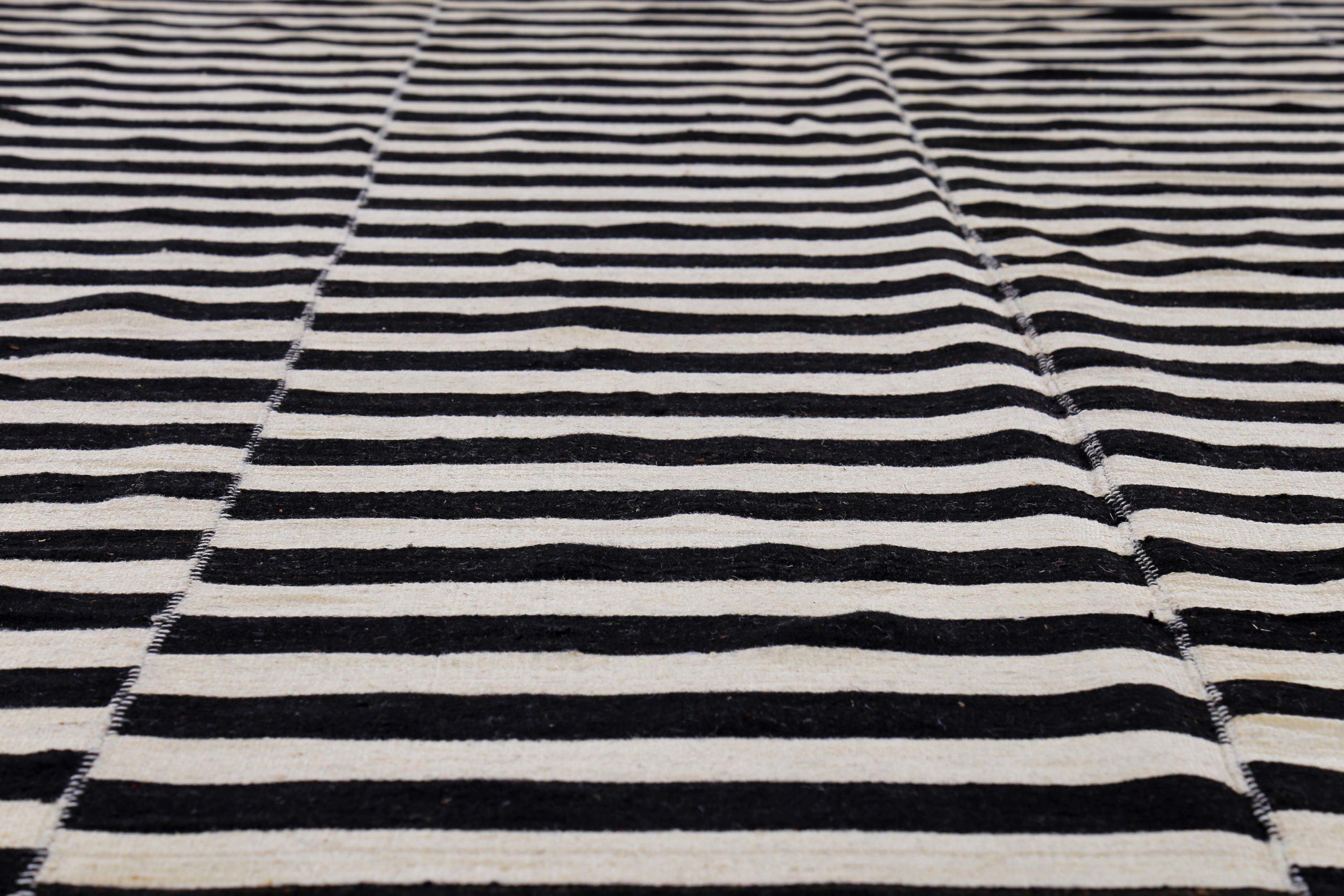Asiatico Tappeto persiano Rug & Kilim di dimensioni eccessive, circa 1990 - Lana, design bianco e nero - 89316 in vendita