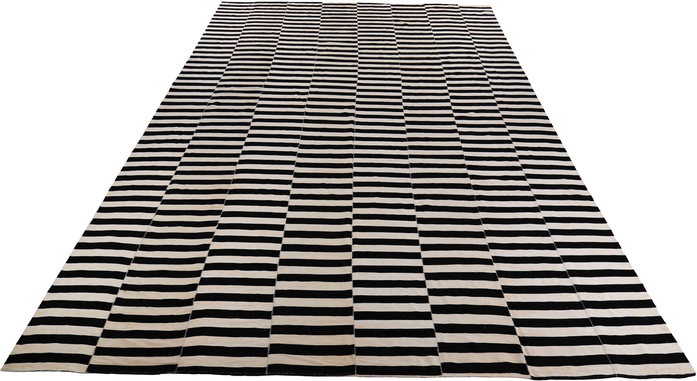 Scopri l'eleganza del Rug & Kilim persiano, caratterizzato da un tappeto over size del 1990. Progettato in lana e in bianco e nero, questo design esclusivo è perfetto per valorizzare il tuo spazio.