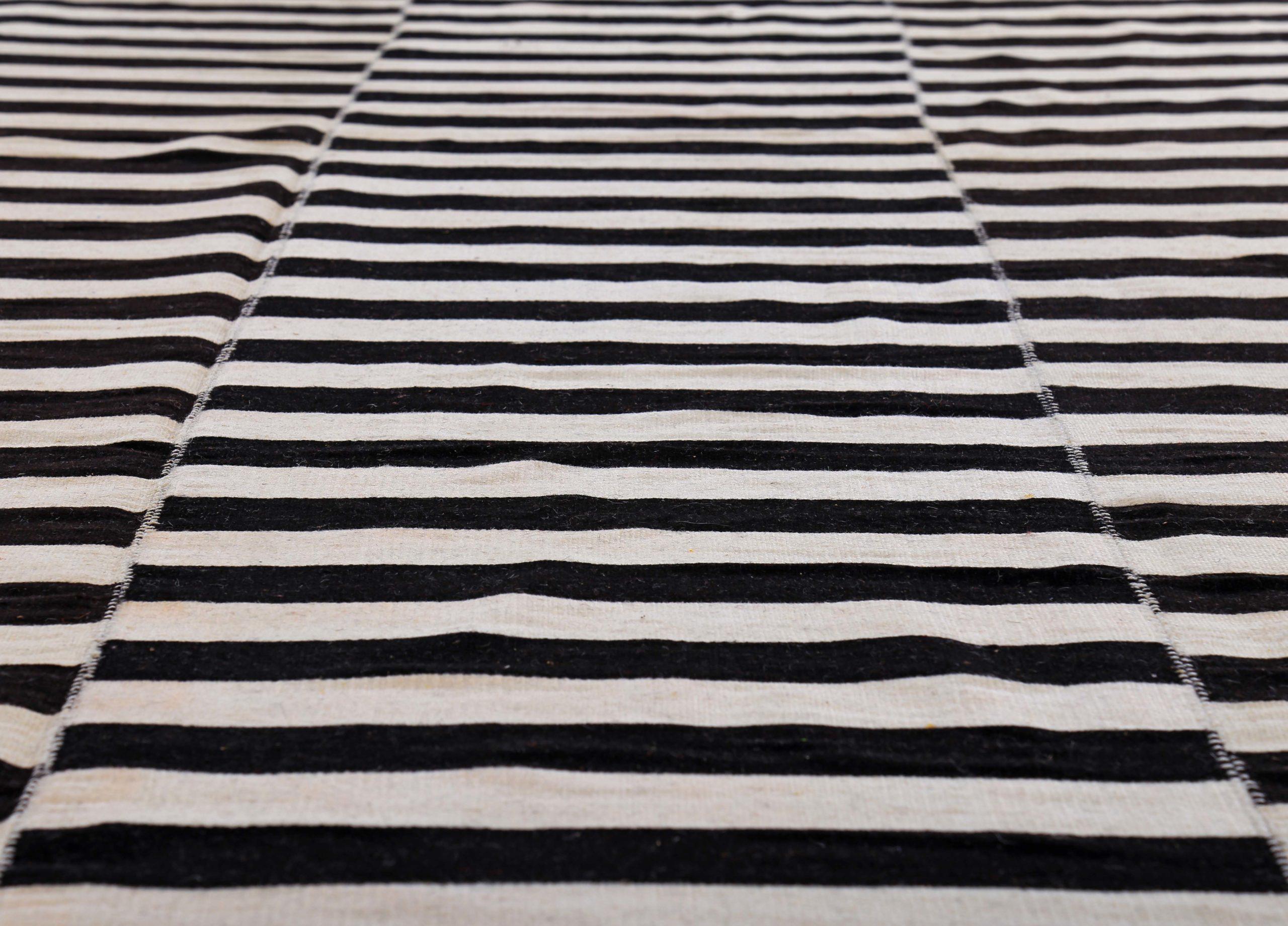 Asiatico Tappeto persiano Rug & Kilim di dimensioni eccessive, circa 1990 - Lana, design bianco e nero - 89323 in vendita