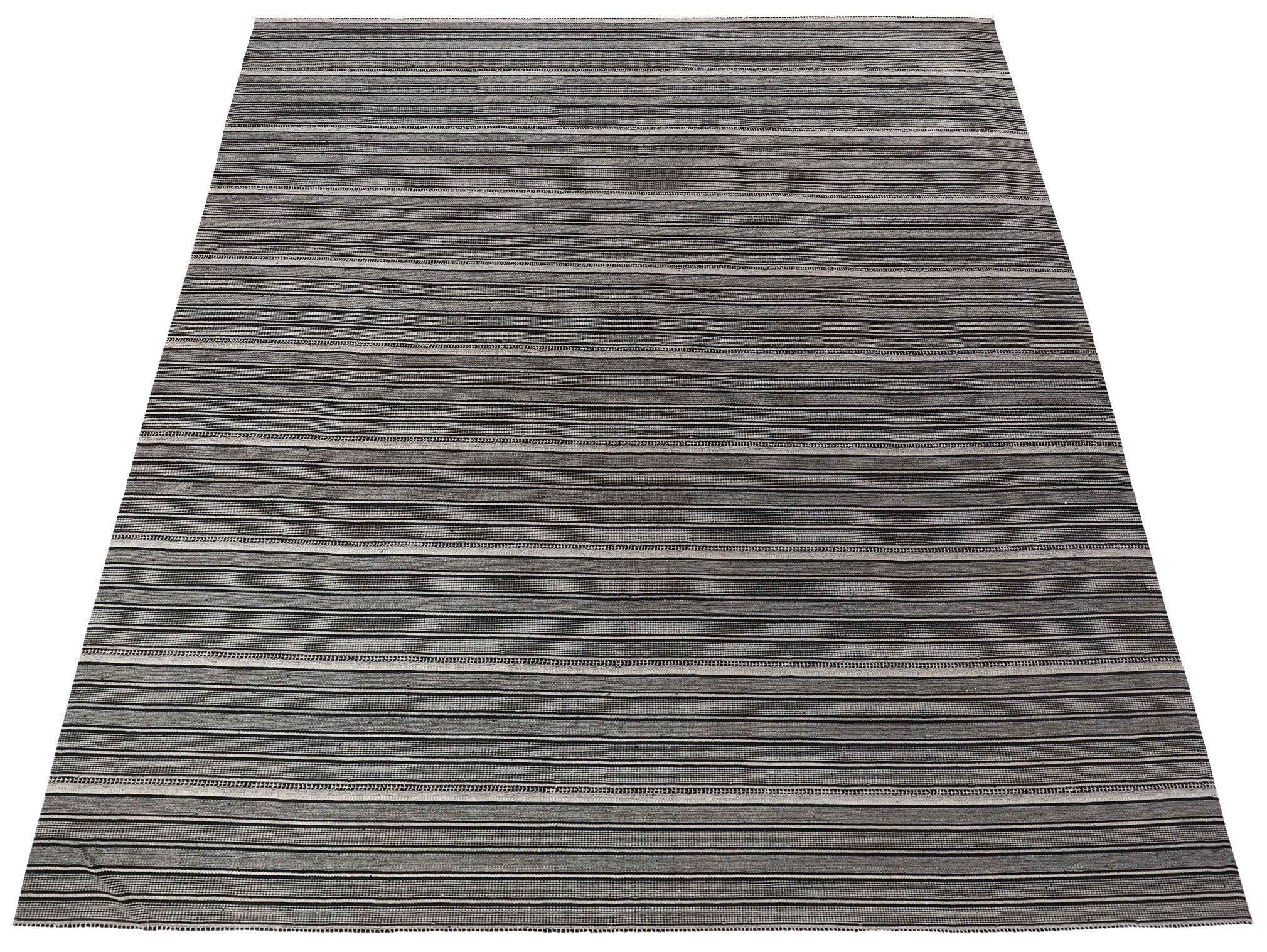 Entdecken Sie die Eleganz eines persischen Kilims mit einem übergroßen Teppich von CIRCA 1990. Dieses exklusive Design aus Wolle und Grau-Elfenbein ist perfekt, um Ihren Raum zu verschönern.