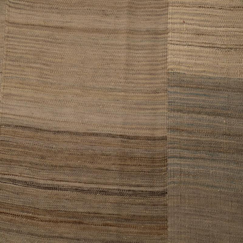 Entdecken Sie die Eleganz eines persischen Kilims mit einem übergroßen Teppich von CIRCA 1990. Dieses exklusive Design aus Wolle und BlauBraunElfenbein ist perfekt, um Ihren Raum zu verschönern.