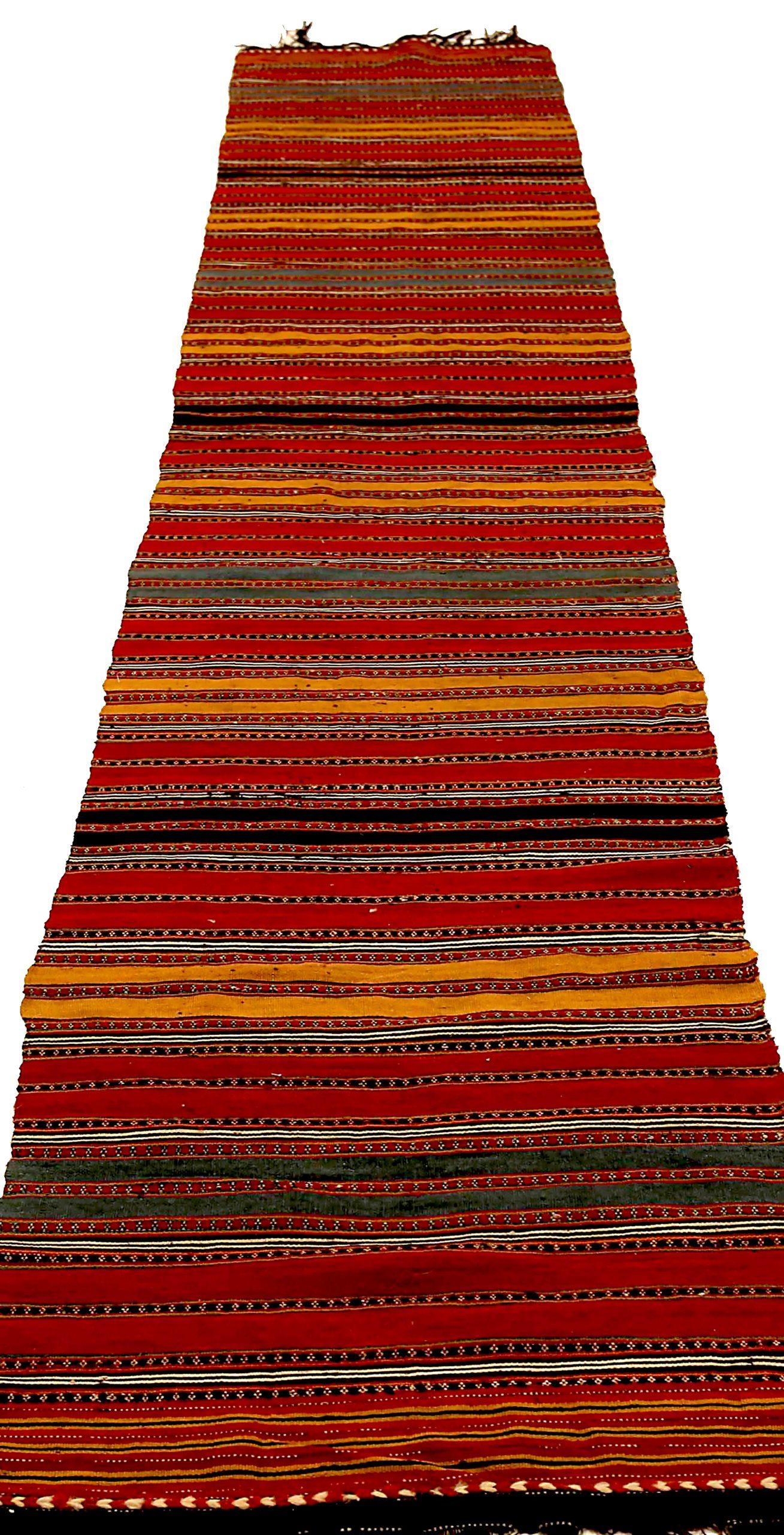 Entdecken Sie die Eleganz des persischen Kilim mit dem Läufer von CIRCA 1880. Dieses exklusive Design, das mit viel Liebe zum Detail entworfen wurde, ist perfekt, um Ihren Raum zu verschönern.